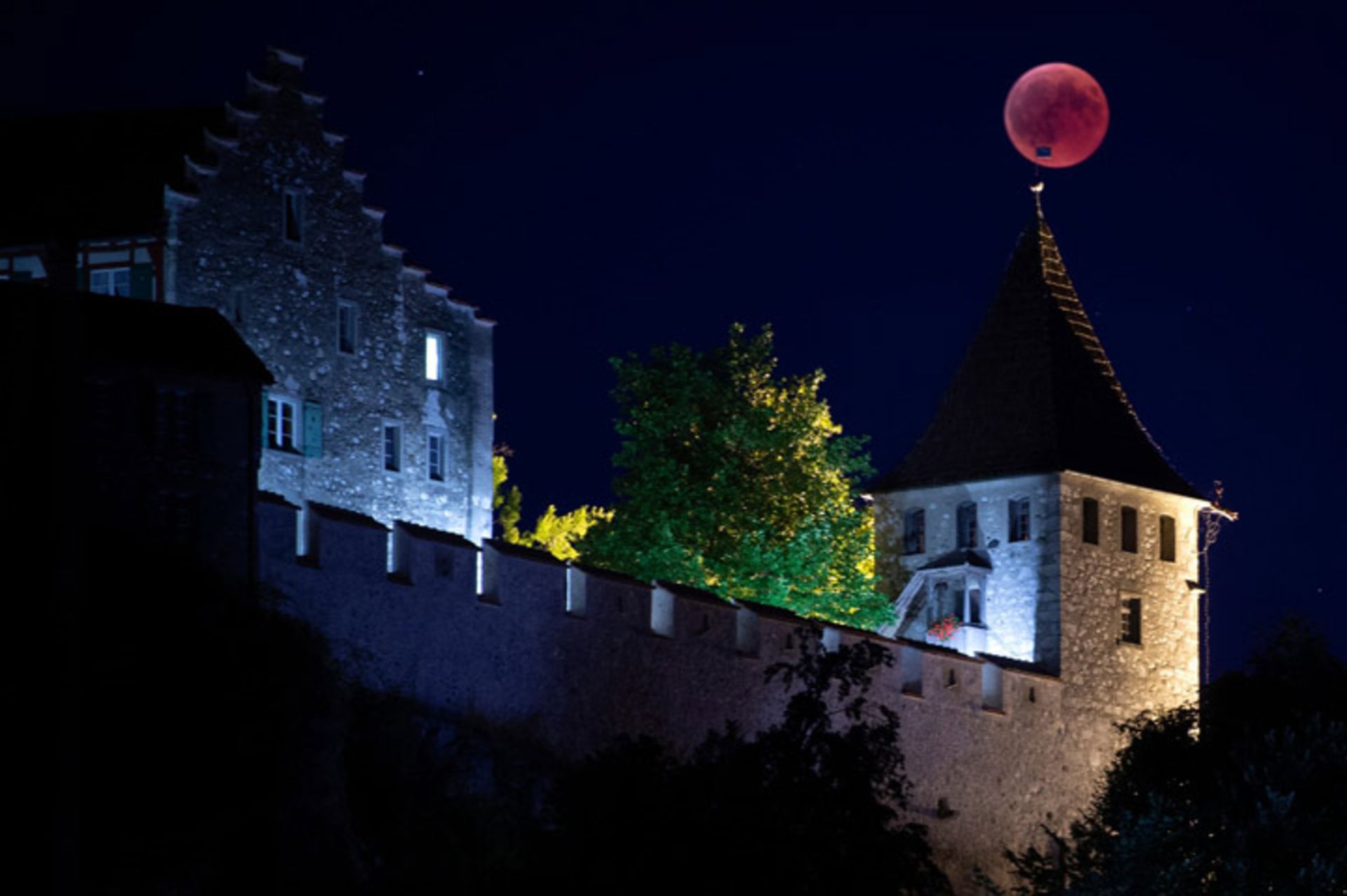 ماه بر فراز برجی در قلعه لئوفن در سوئیس.