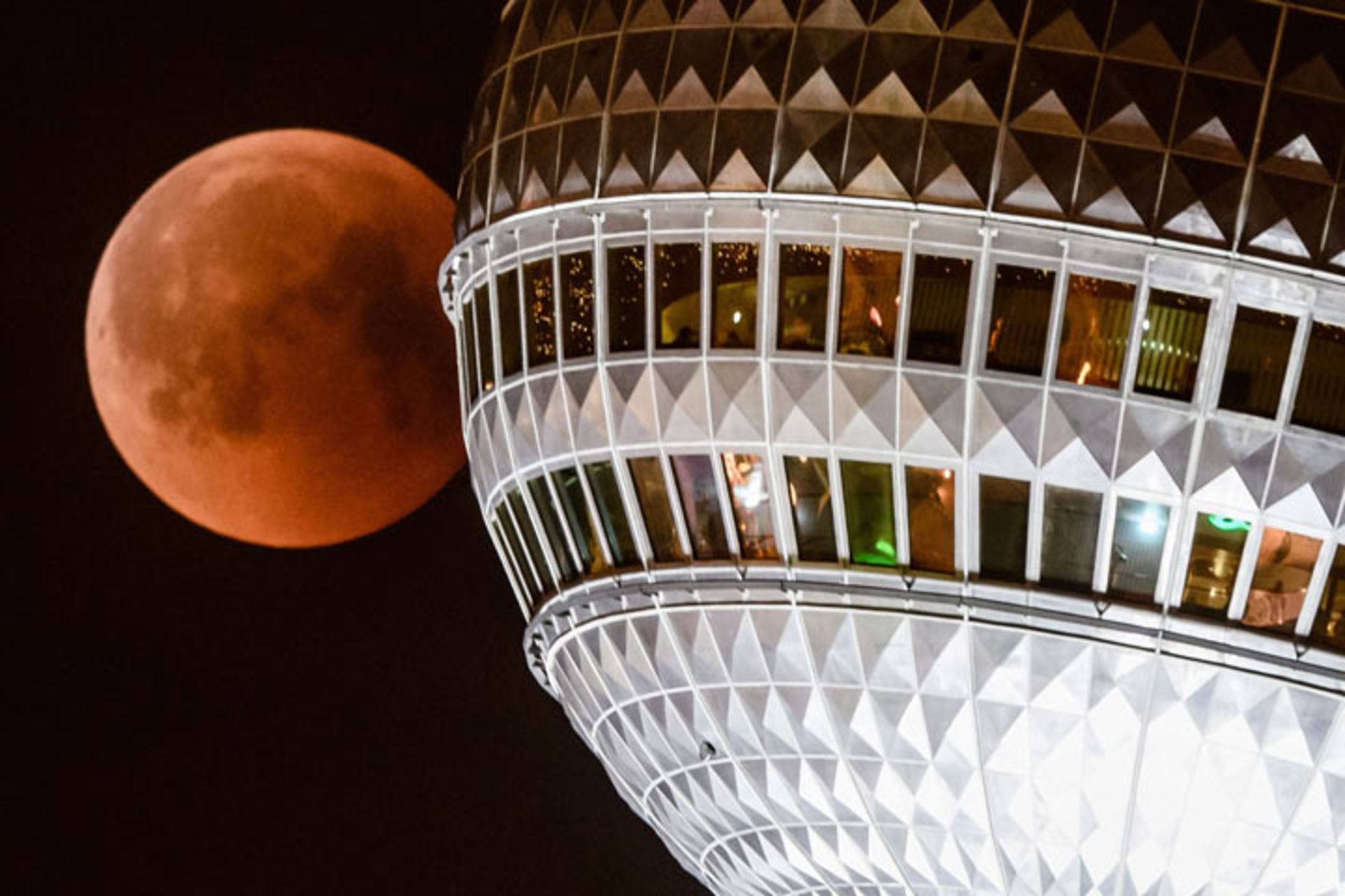 ماه در کنار برج تلویزیون برلین، آلمان.