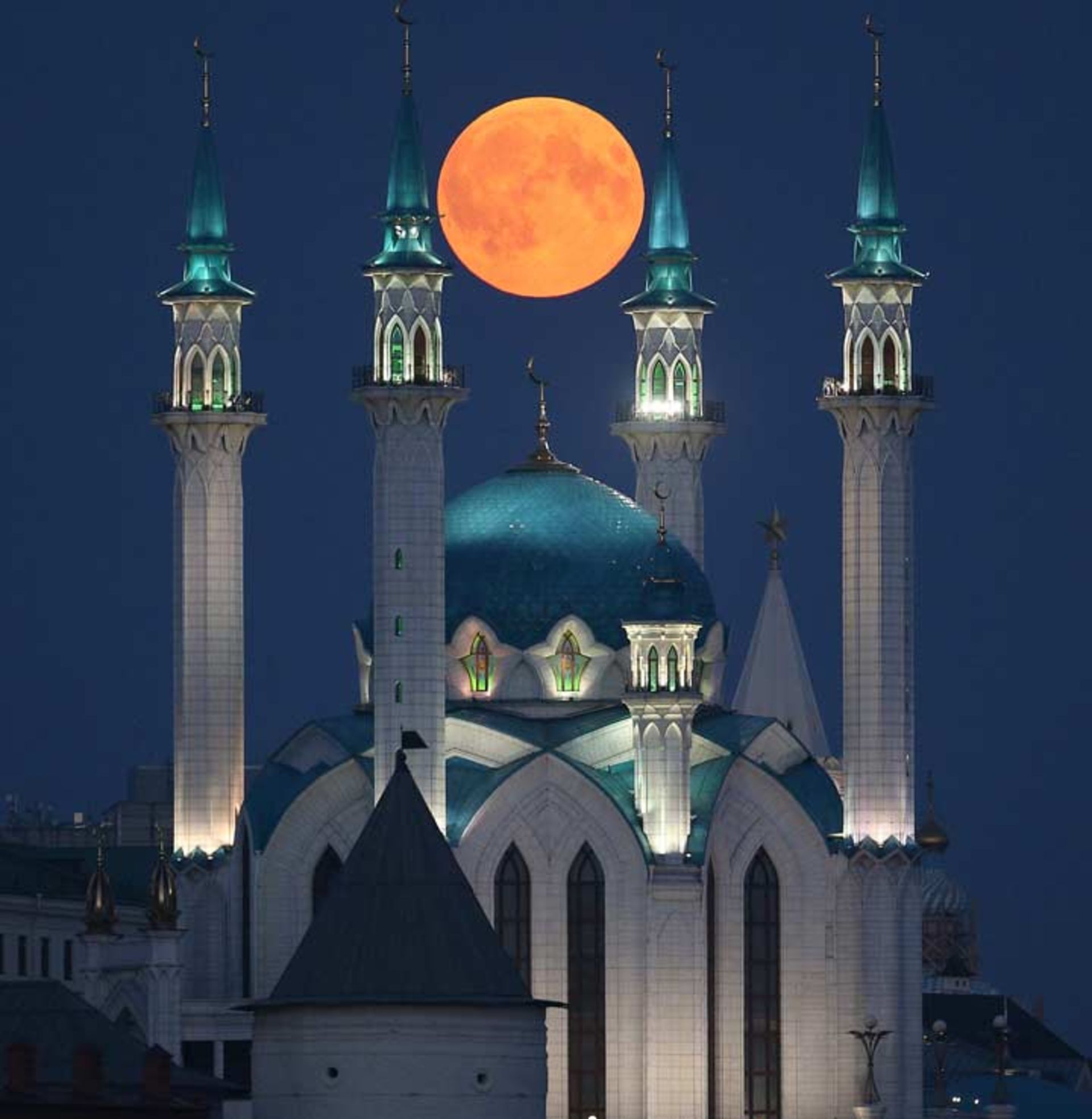 ماه بر فراز مسجد قل‌شریف، در شهر قازان تاتارستان، روسیه.