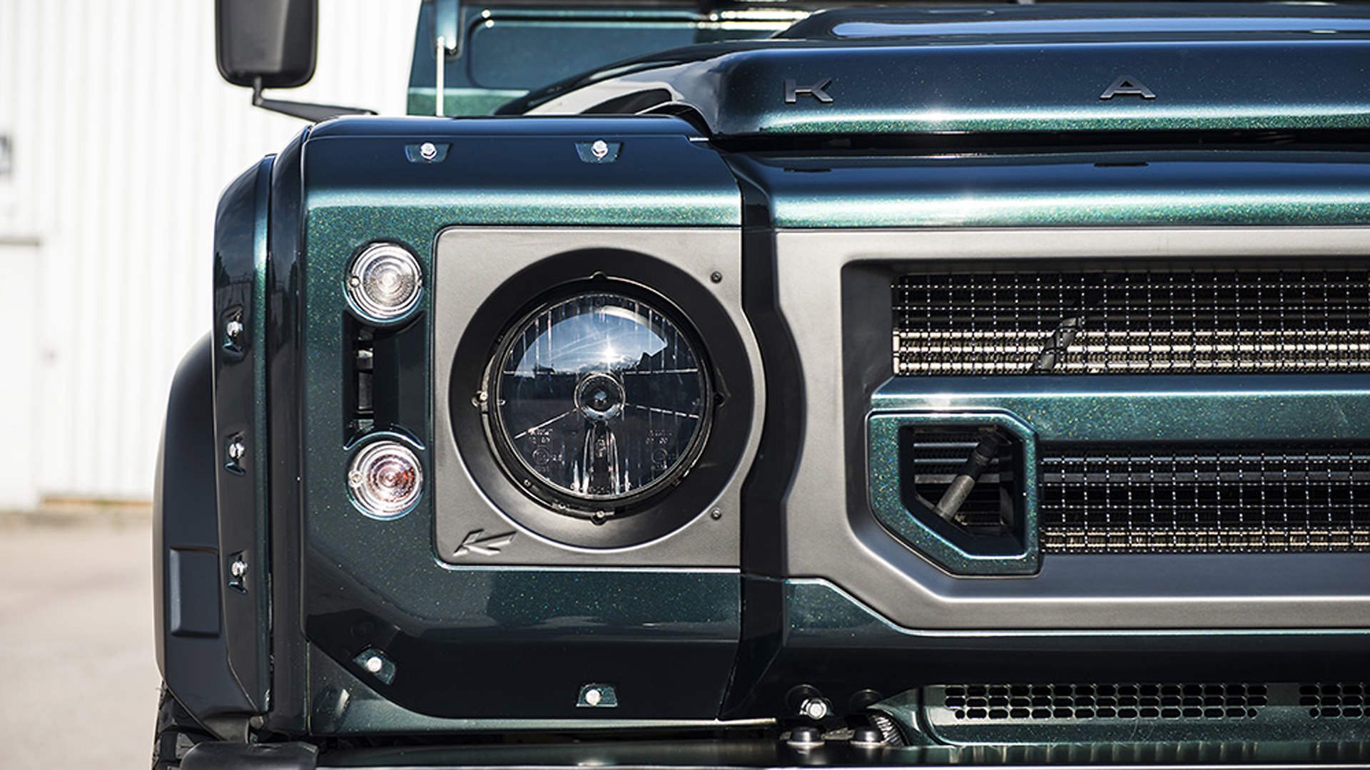Kahn Design Land Rover Defender Pickup / پیک‌آپ لندرور دیفندر کان دیزاین