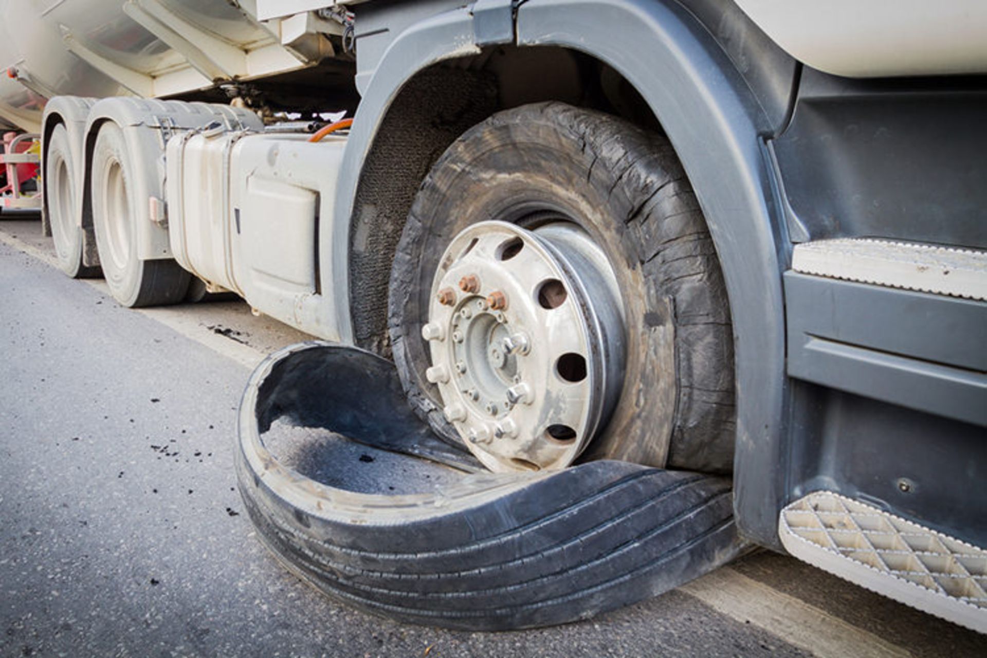 ترکیدن تایر لاستیک 