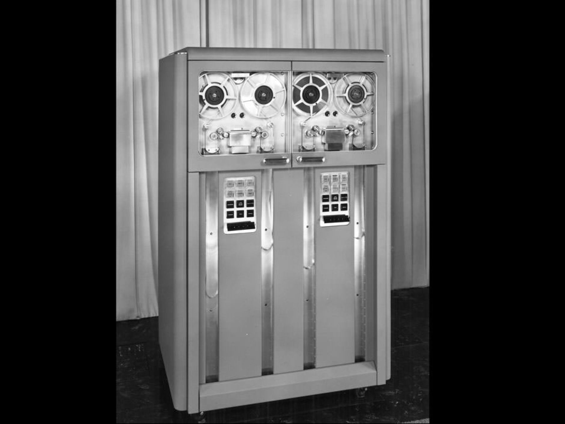 مرجع متخصصين ايران ۱۹۵۲: معرفي اولين دستگاه نوار مغناطيسي (IBM 726)