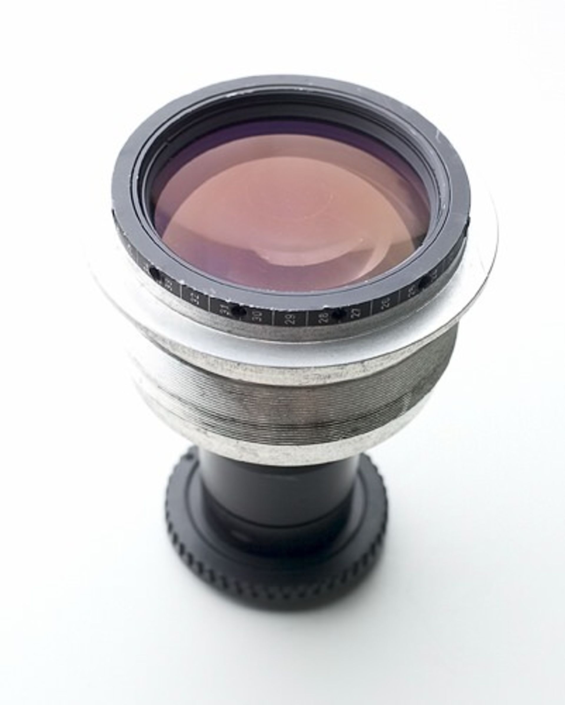 لنز با دیافراگم بازتر از f/1.0
