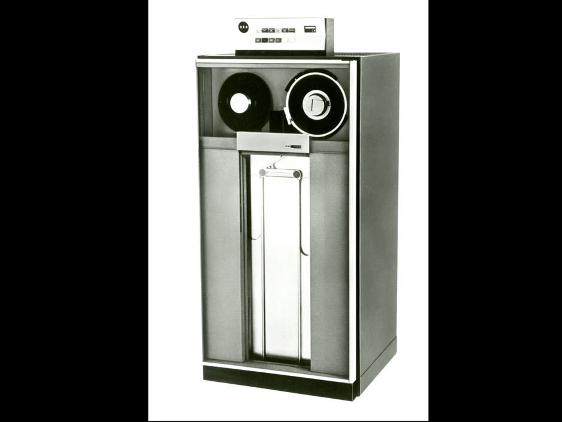۱۹۶۸: معرفی درایو IBM 2420