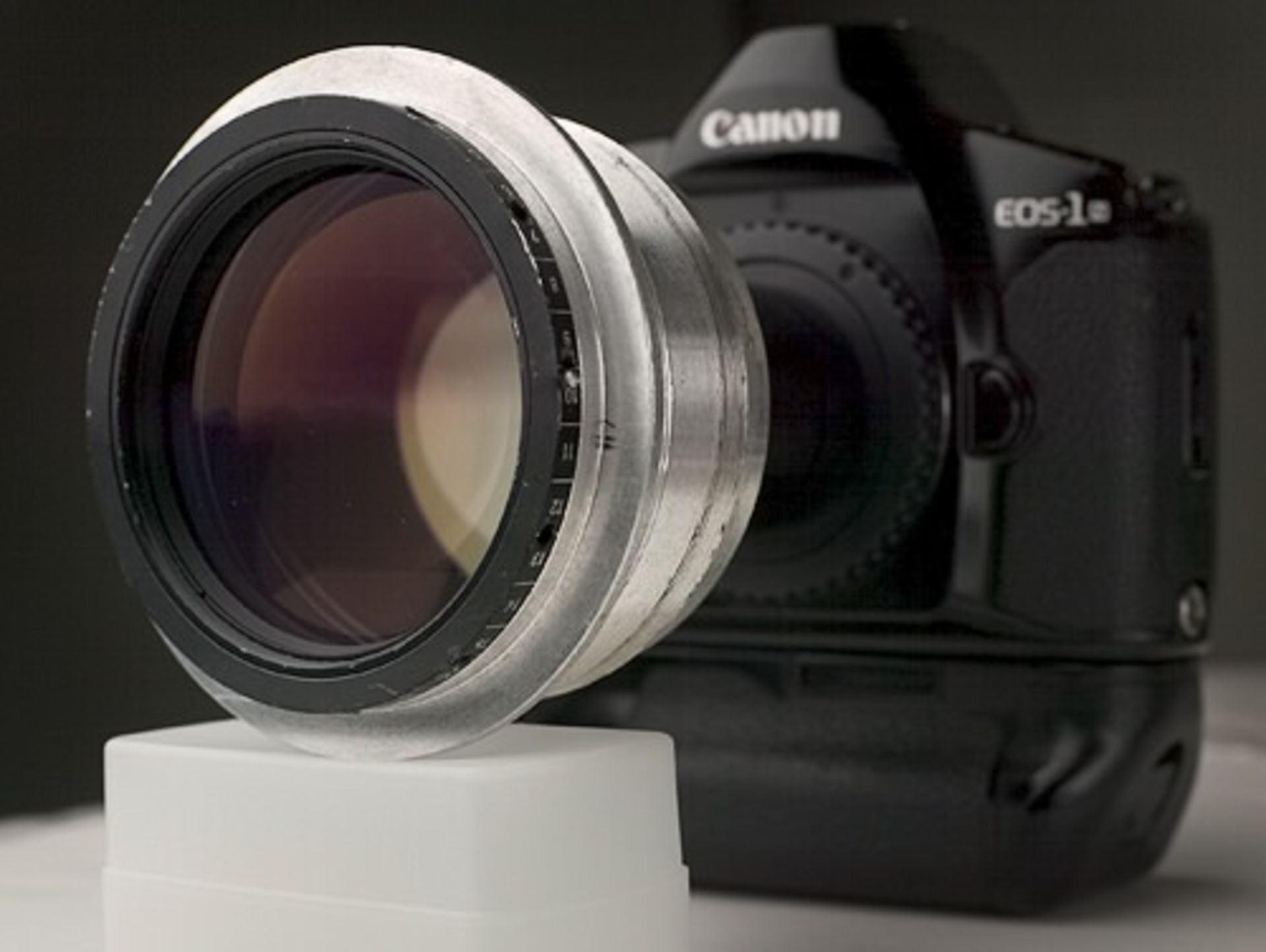 لنز با دیافراگم بازتر از f/1.0