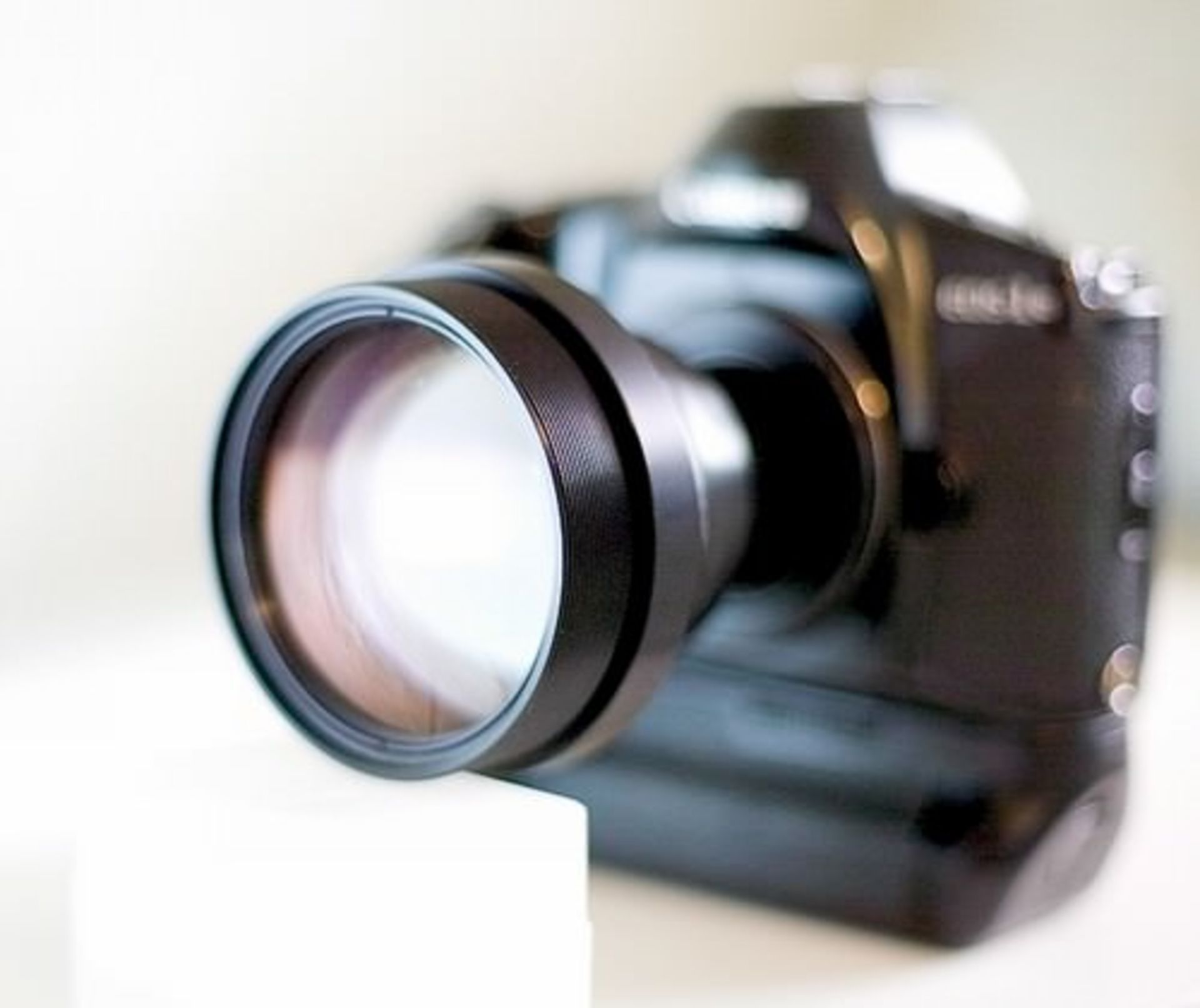 لنز با دیافراگم بازتر از f/1.0