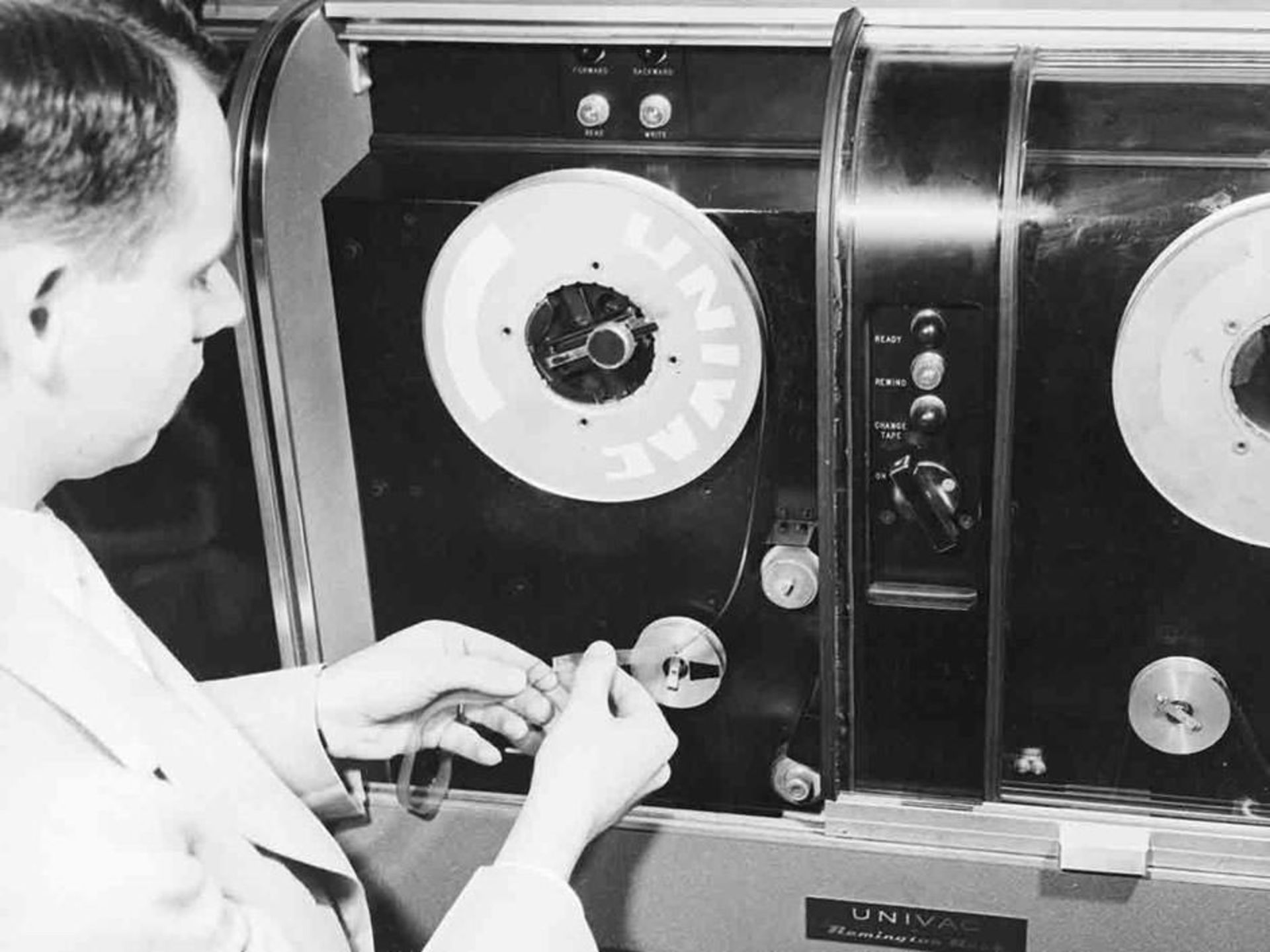 مرجع متخصصين ايران ۱۹۵۱: براي اولين بار از نوار مغناطيسي براي ثبت داده‌ها روي كامپيوتر استفاده شد
