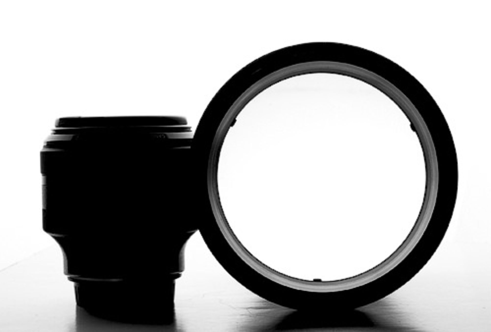 لنز با دیافراگم بازتر از f/1.0