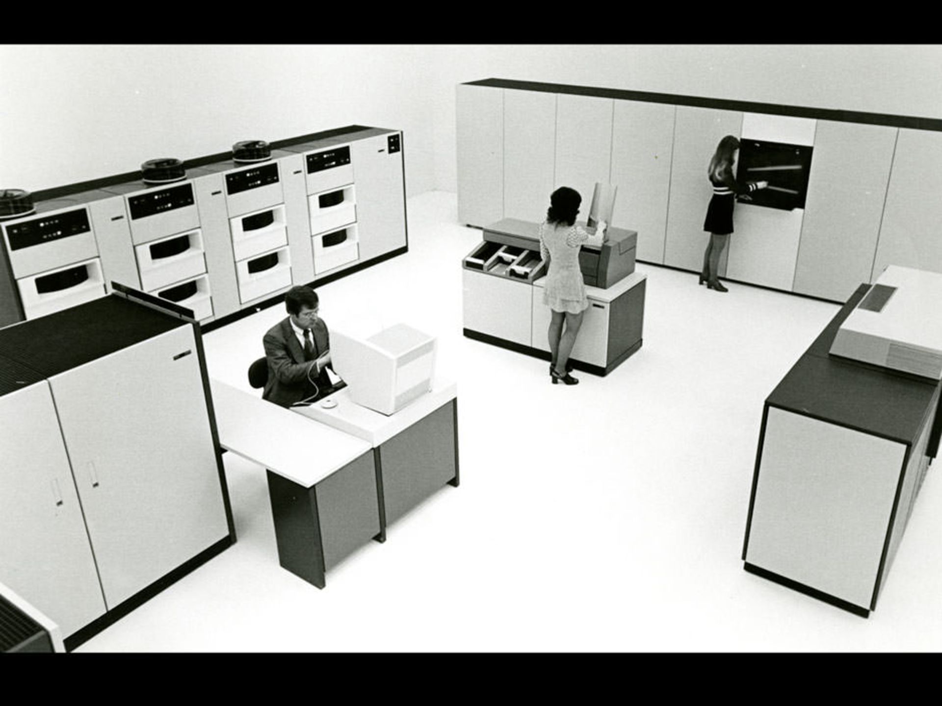 ۱۹۷۴: اولین کتابخانه‌ی نوار خودکار (IBM 3859)