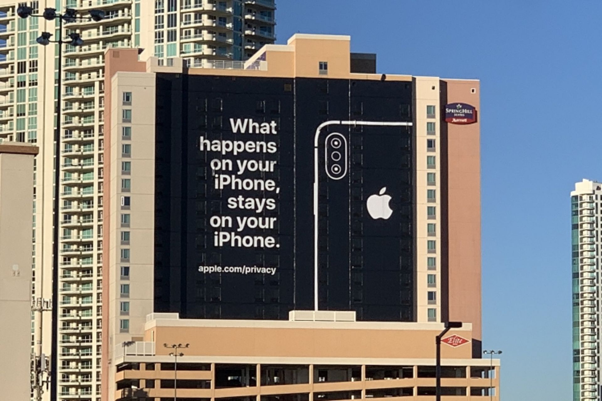 بنر اپل در نمایشگاه CES 2019 / سی ئی اس 2019