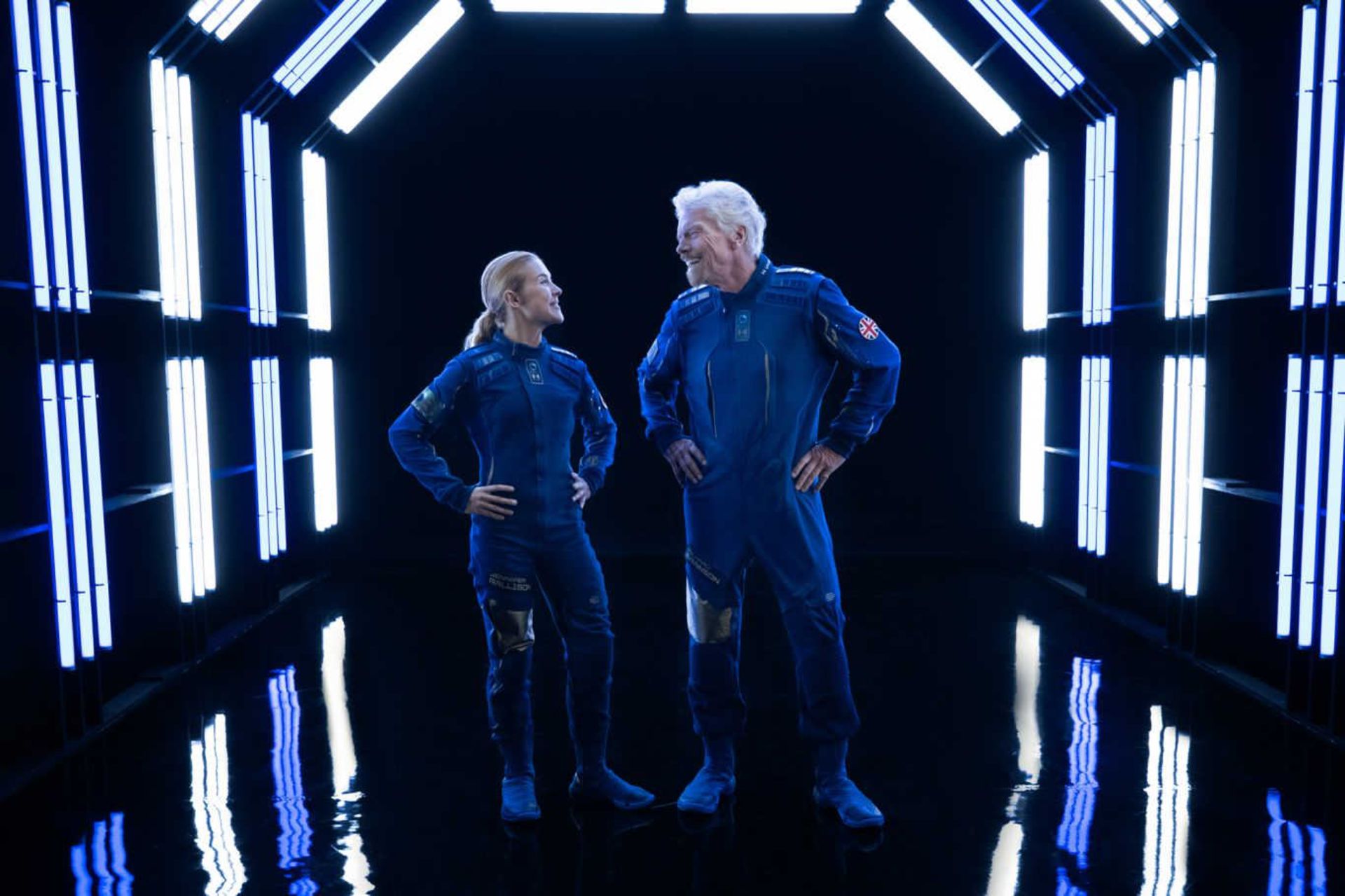 ویرجین گلکتیک از لباس گردشگران فضایی رونمایی کرد