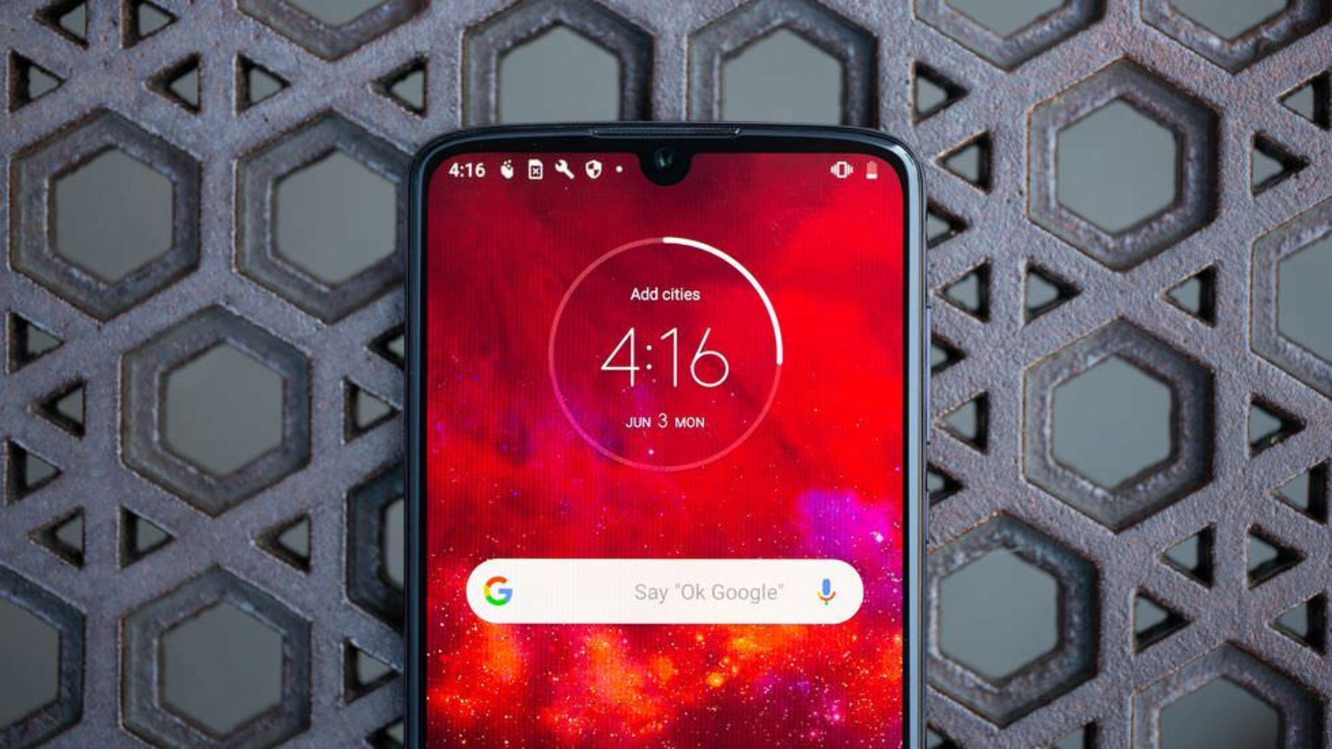 اولین دستگاه تلفن هوشمند لنوو، Motorola Moto Z3 بود که در سال ۲۰۱۸ عرضه شد.