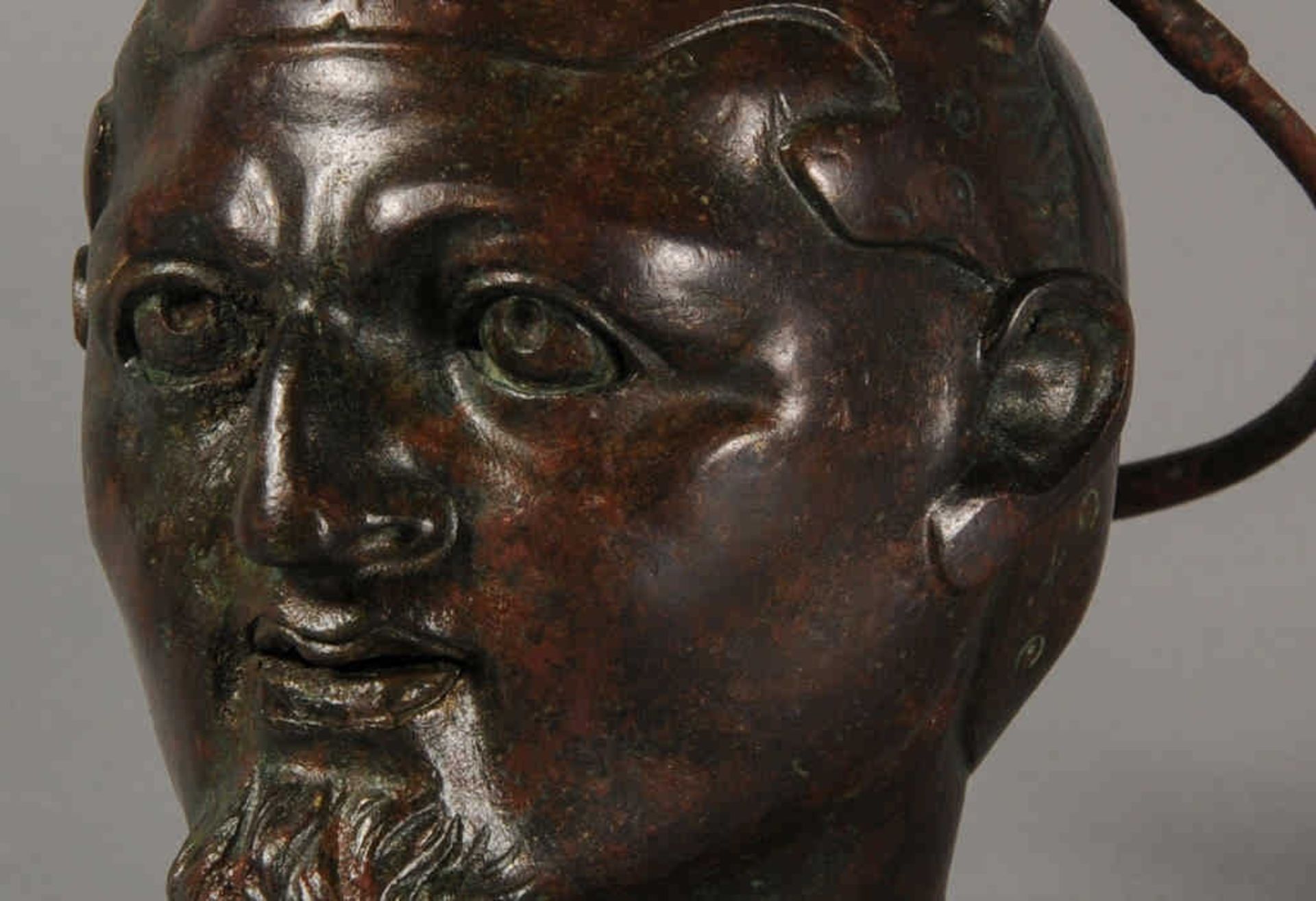 کشف اسکلت یک هوادار ورزش به‌همراه کوزه‌ای شبیه سَر انسان در گوری در بلغارستان