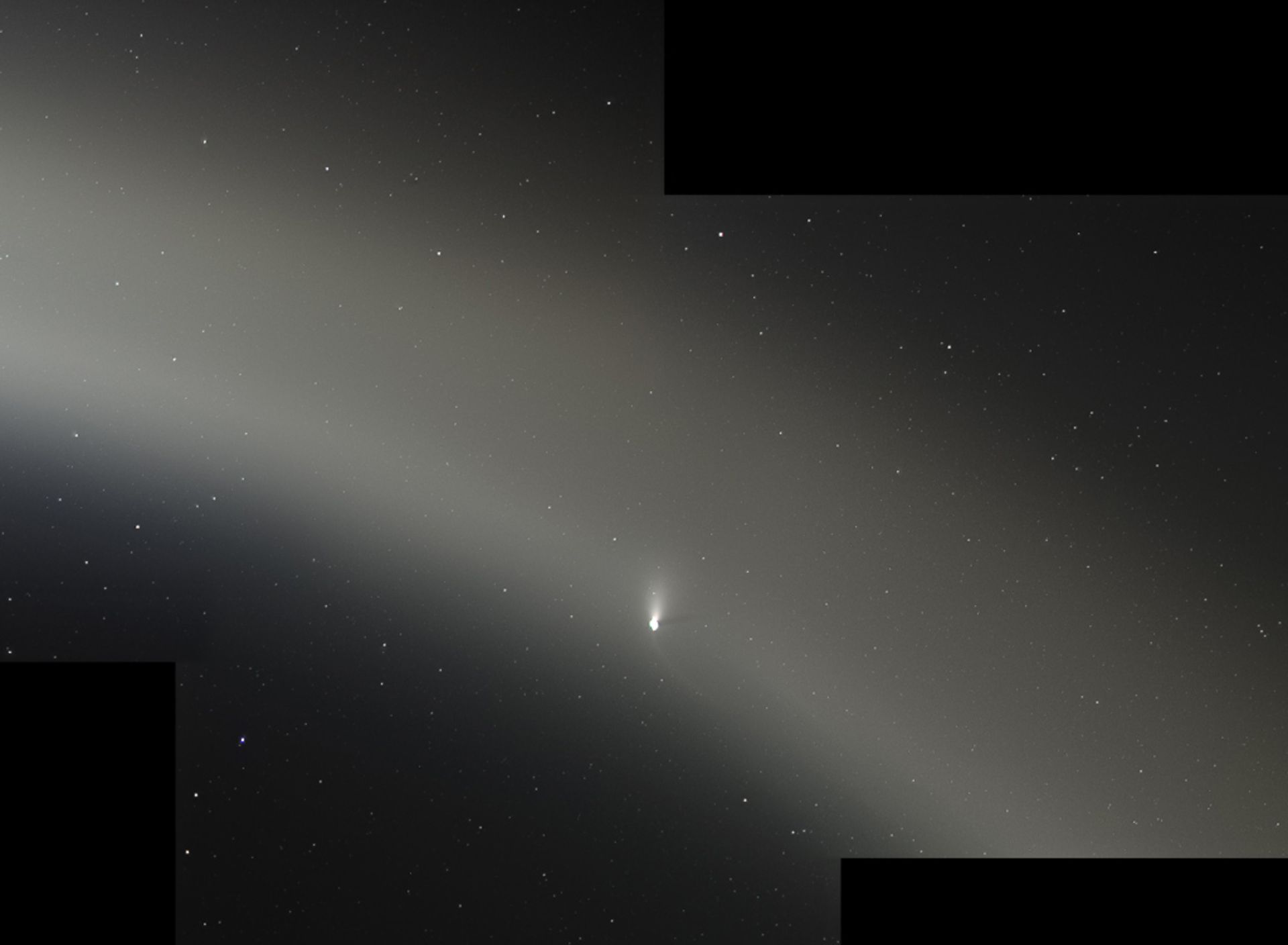 انسلادوس در میان حلقه‌ی E زحل