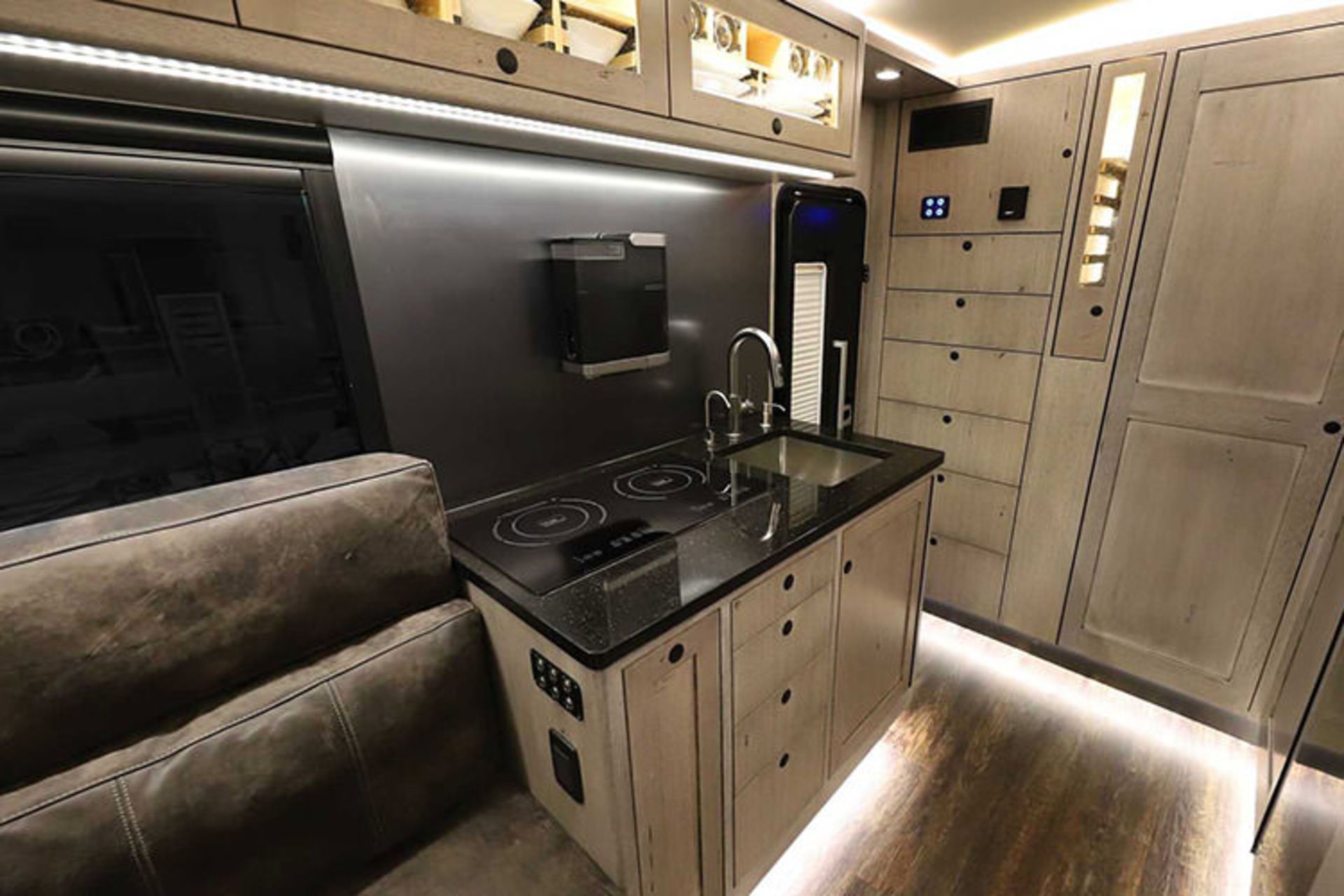 EarthRoamer LTi / خودرو تفریحی ارث رومر