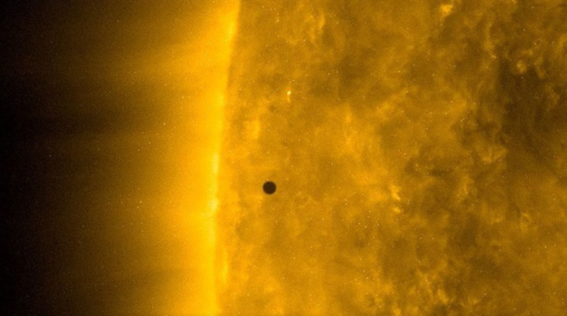 لحظه‌ی عبور عطارد از مقابل خورشید