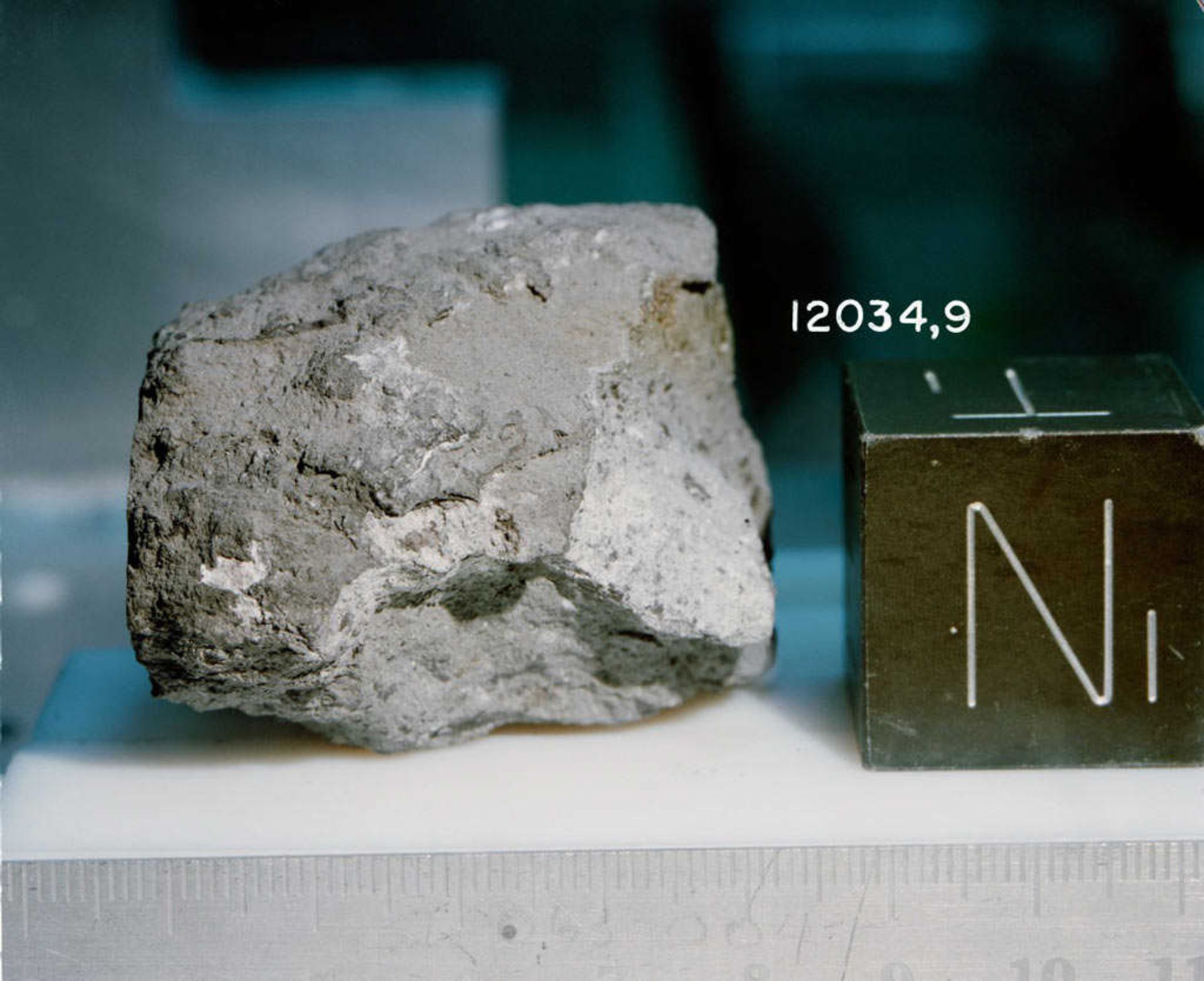 سنگ‌ها و خاک ماه