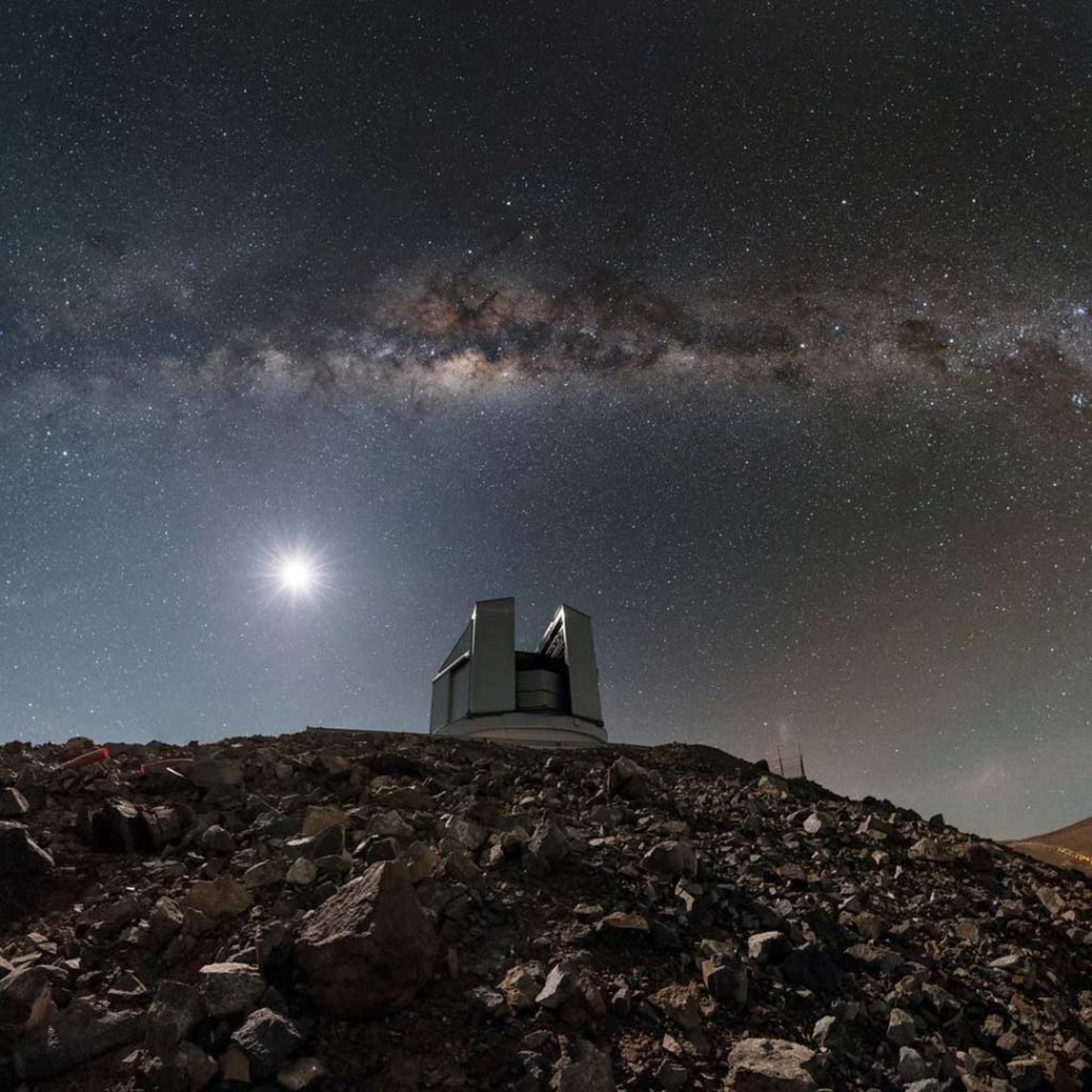 منظره‌ای دیدنی از کهکشان راه شیری بر فراز تلسکوپ ویستا