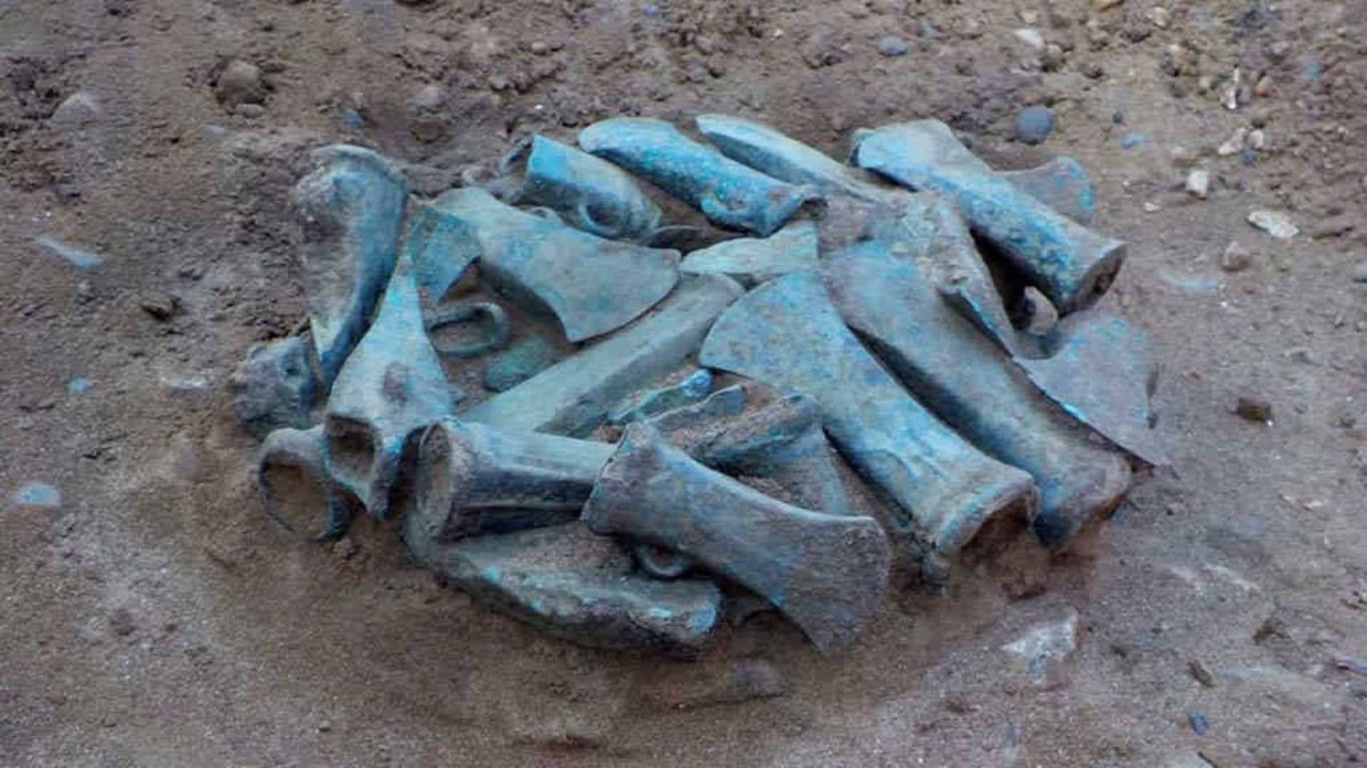 کشف گنجینه‌ای از سلاح‌های عصر برنز در حومه‌ی لندن