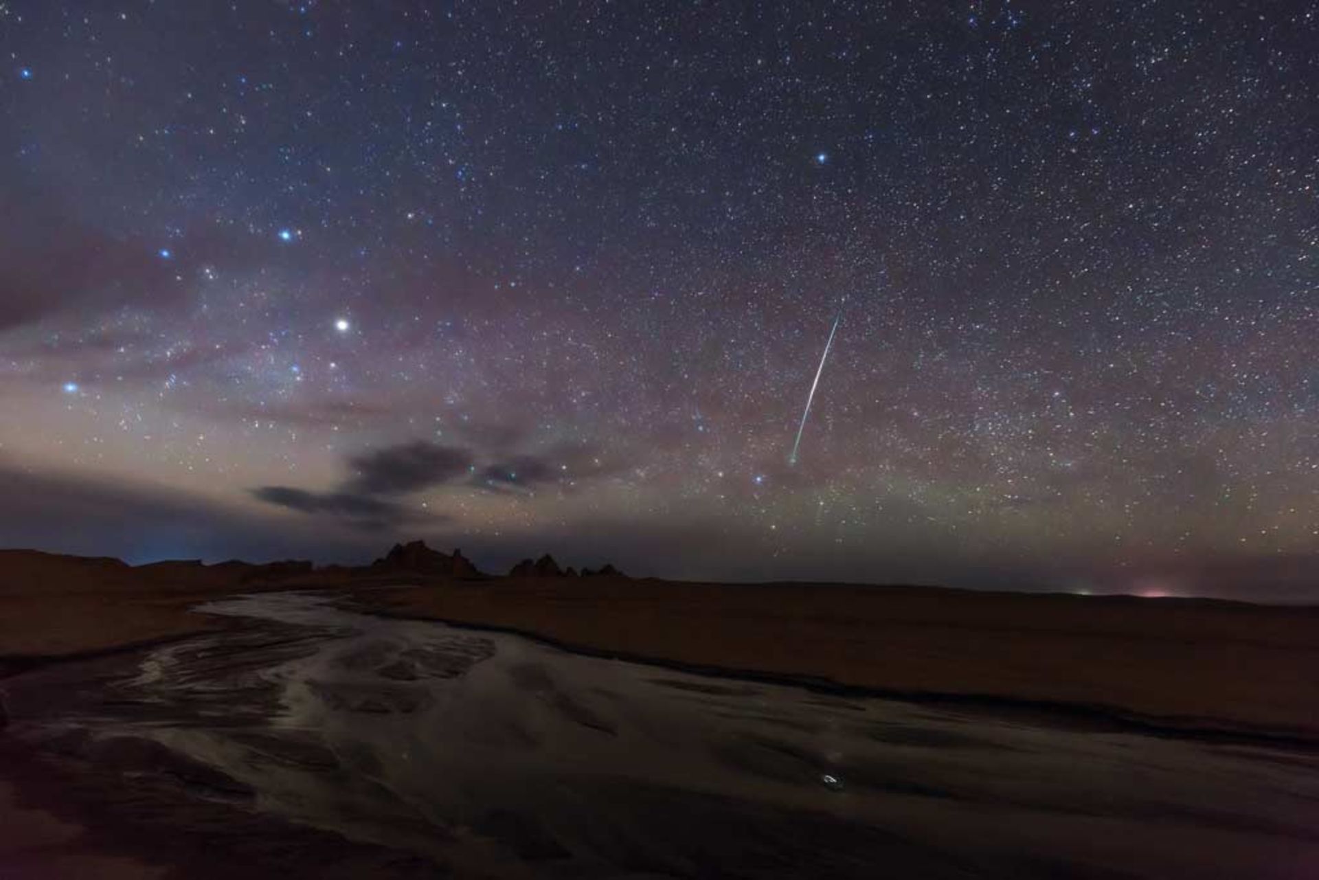 برای نخستین‌ بار دو ستاره به همراه یک دنباله‌دار مشاهده شدند