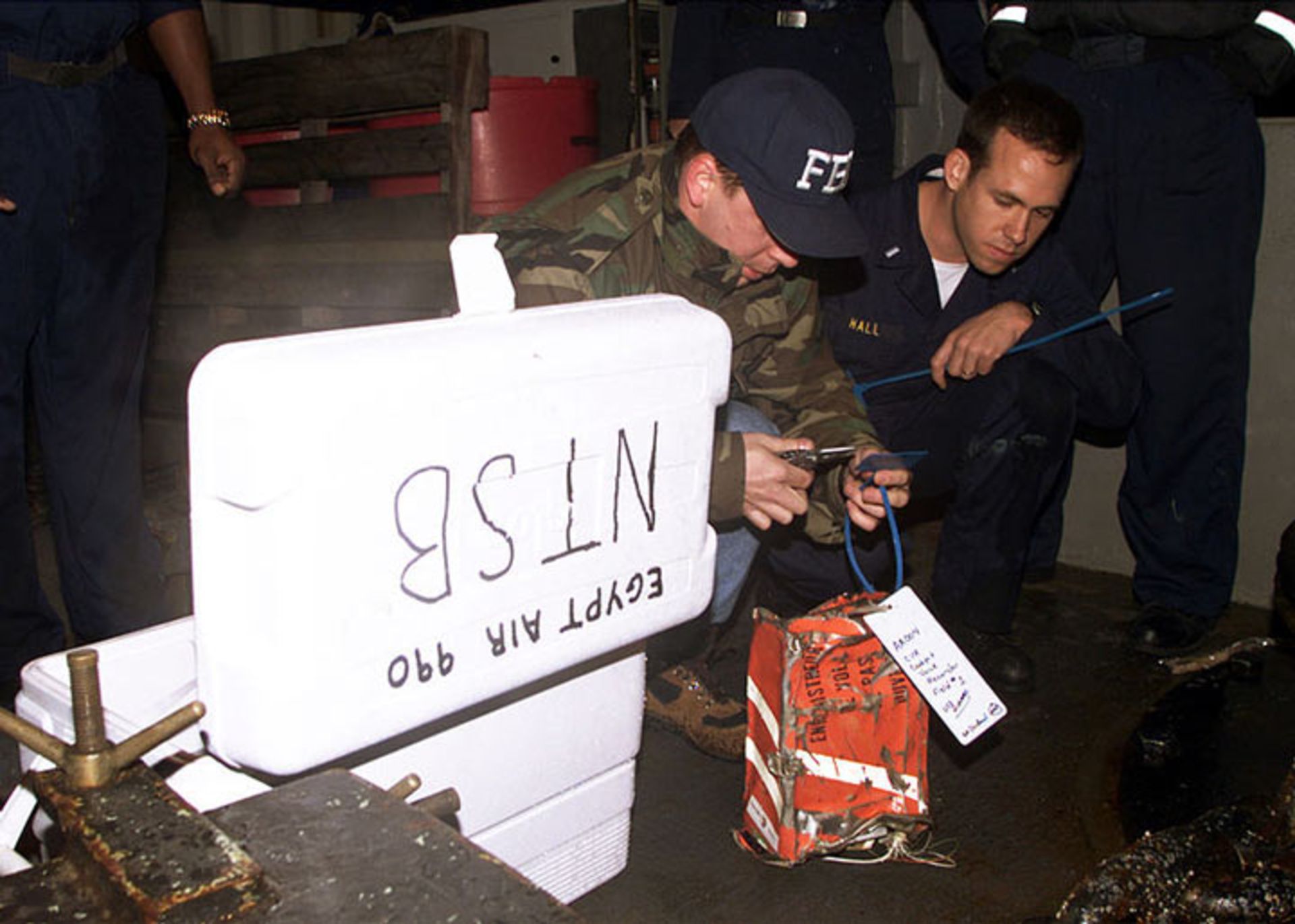 یکی از ماموران اف‌بی‌آی در حال برچسب زدن به جعبه سیاه پرواز ۹۹۰ اجیپت‌ایر
