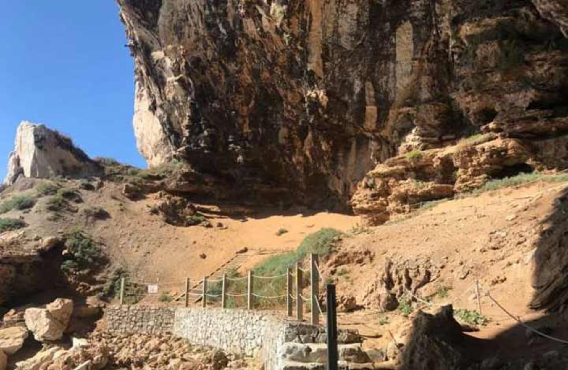 مرجع متخصصين ايران غار گورهام در جبل‌الطارق كه نئاندرتال‌ها به مدت طولاني در آن زندگي كردند