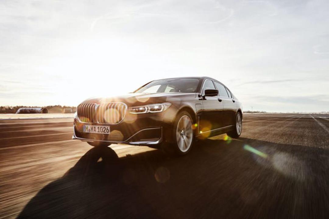 BMW 7 Series plug-in hybrid / بی ام و سری 7 پلاگین هیبرید