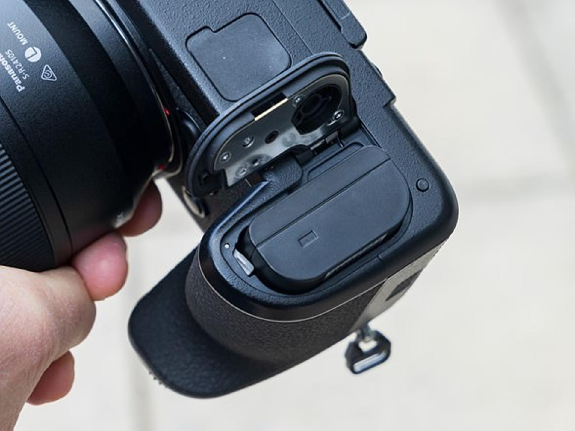 Panasonic پاناسونیک لومیکس S1 و S1R