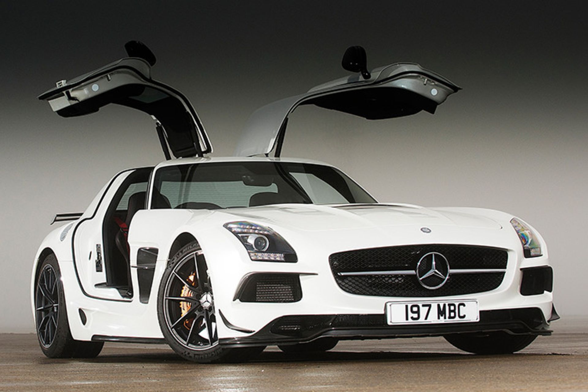 Mercedes-Benz SLS