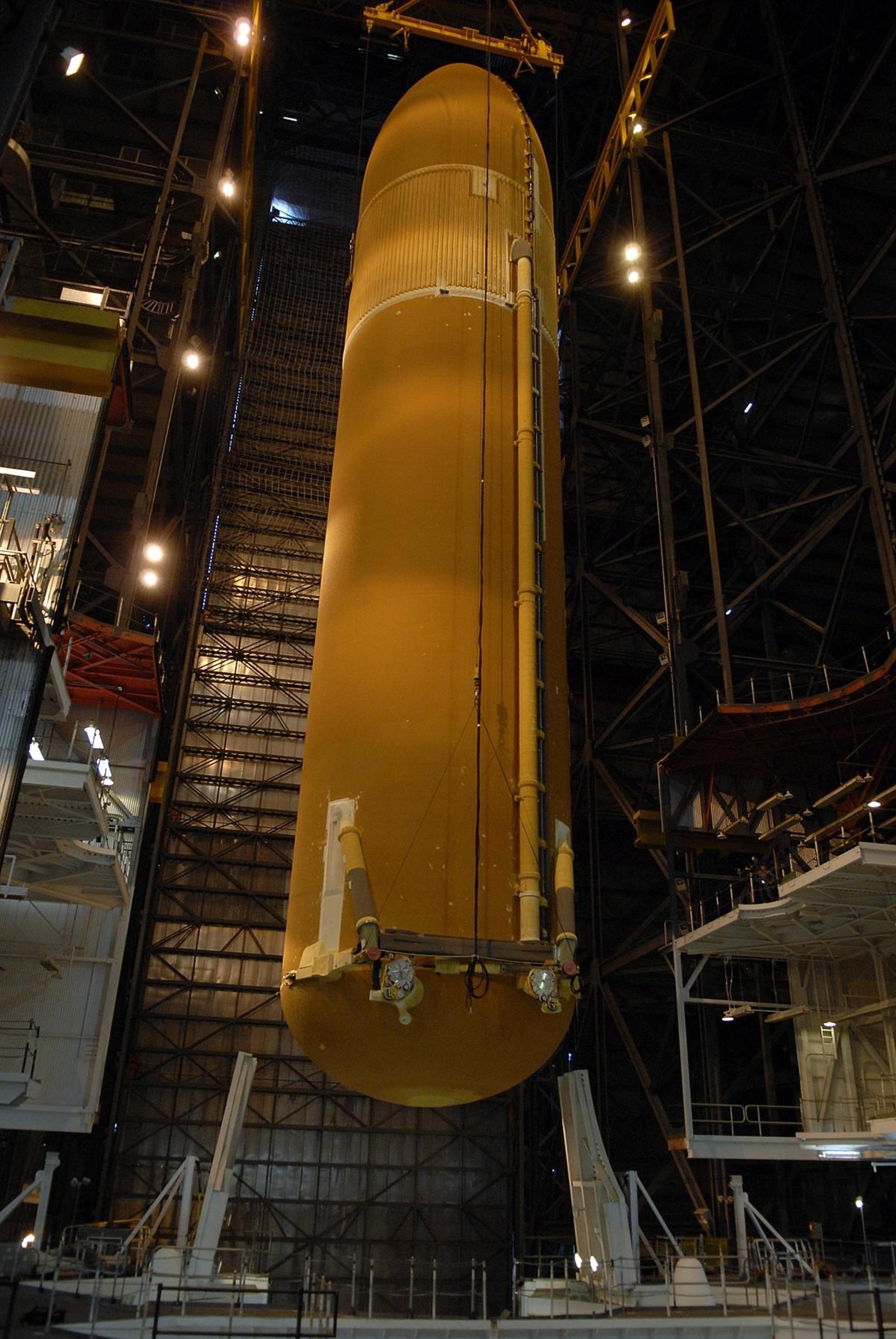 مخزن خارجی شاتل فضایی space shuttle external tank