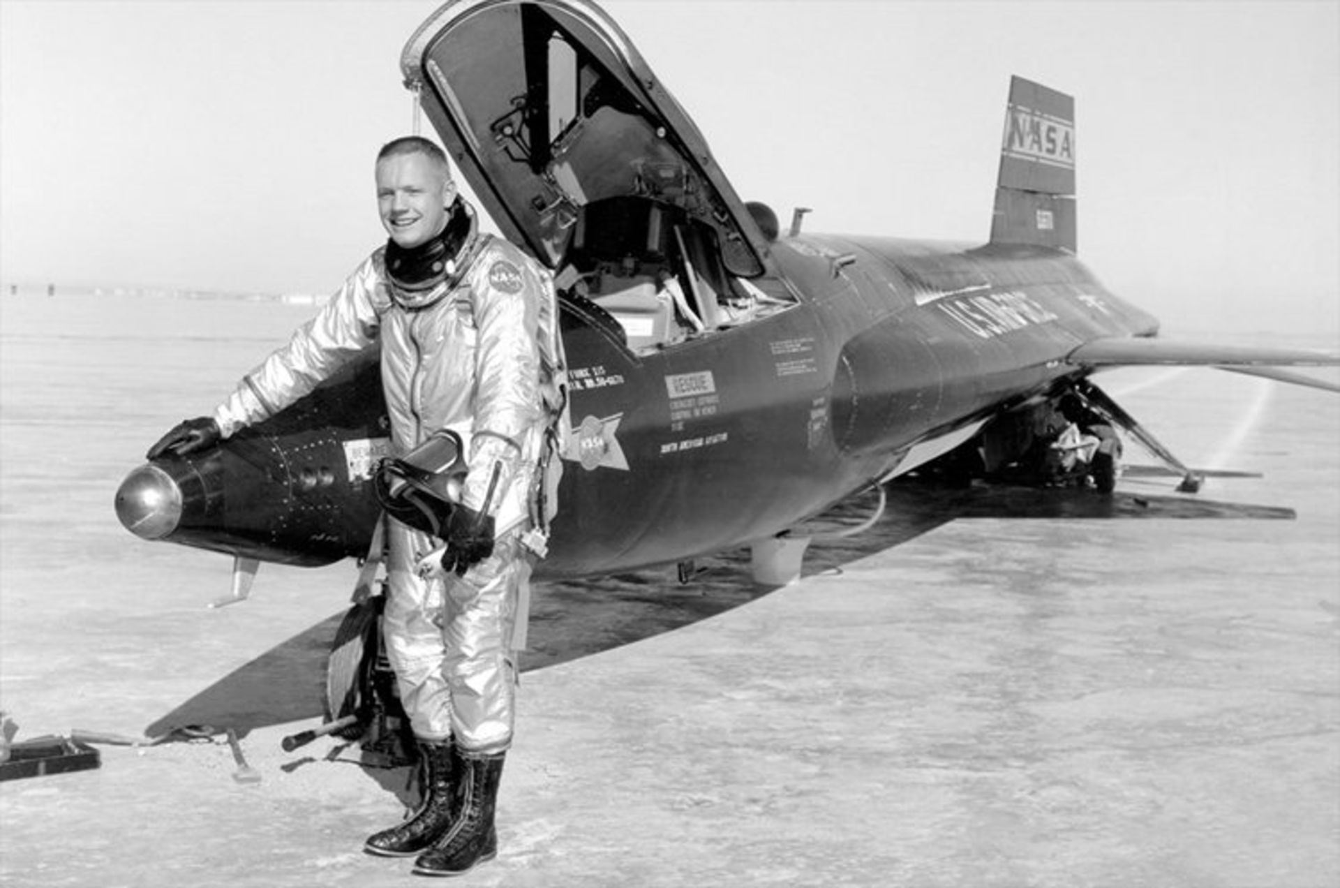 نیل آرمسترانگ در کنار X-15