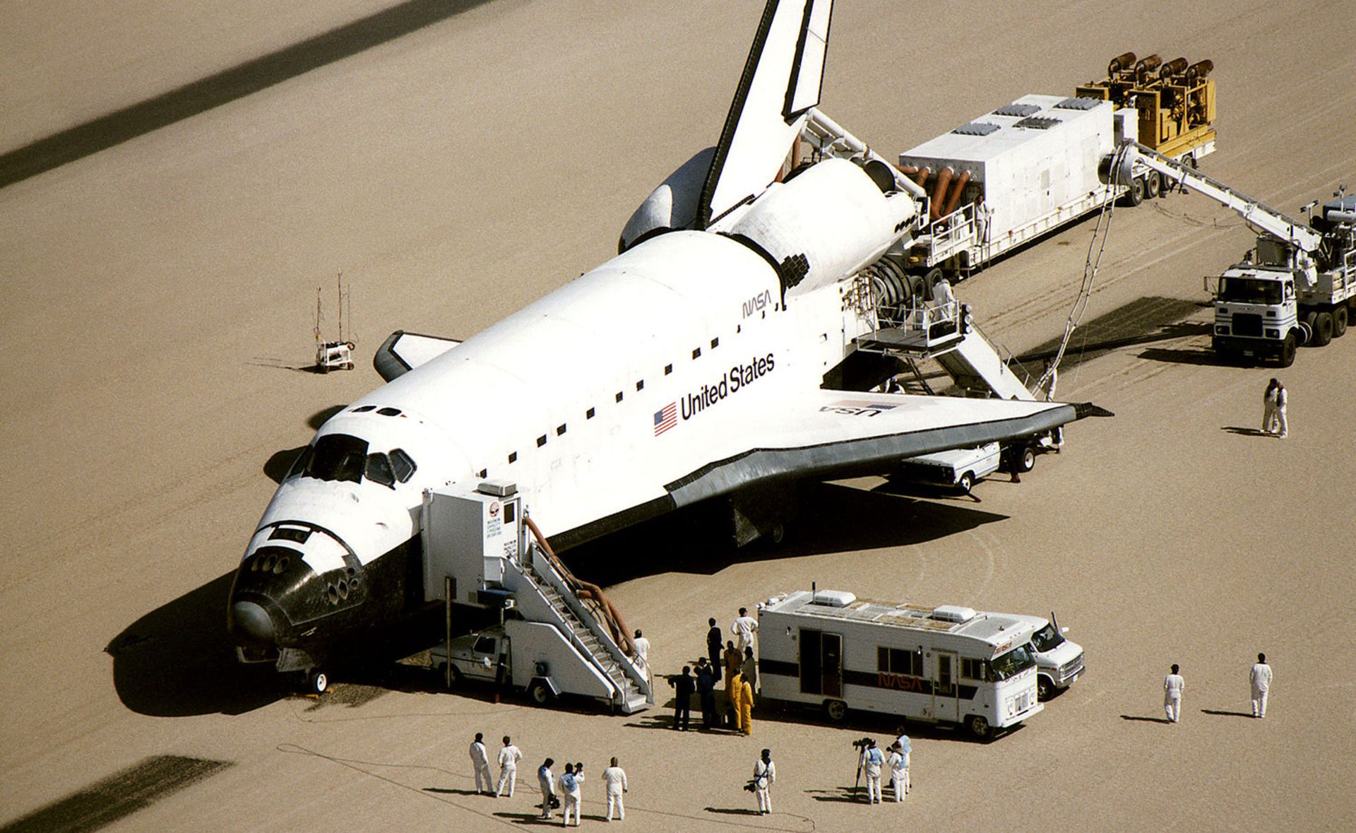 شاتل فضایی روی باند