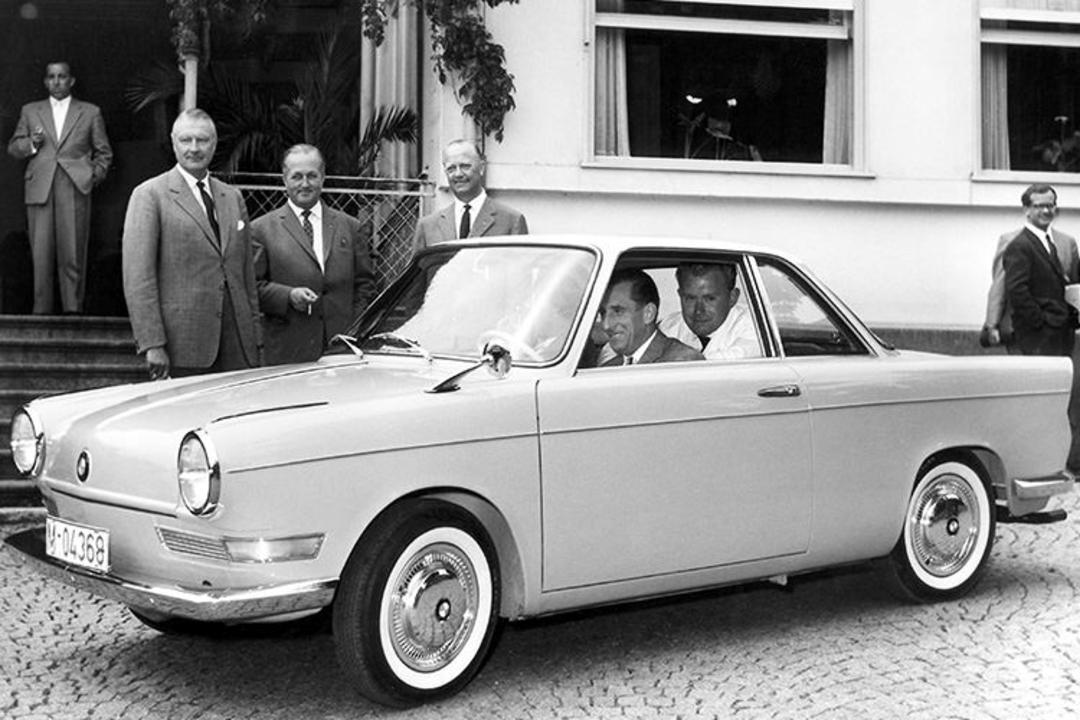 BMW 700