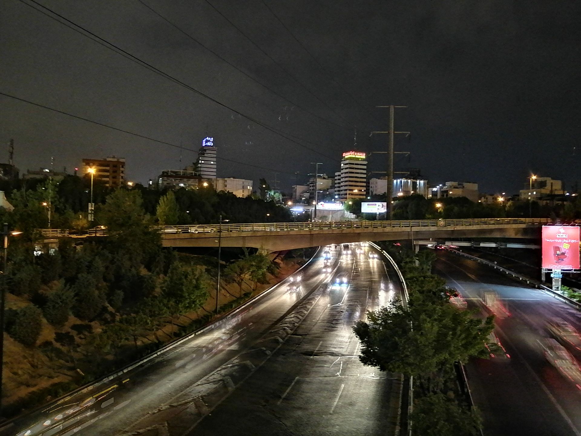 نمونه تصویر دوربین اصلی پی ۳۰ لایت در حالت Night با تمرکز بر حضور اجسام متحرک