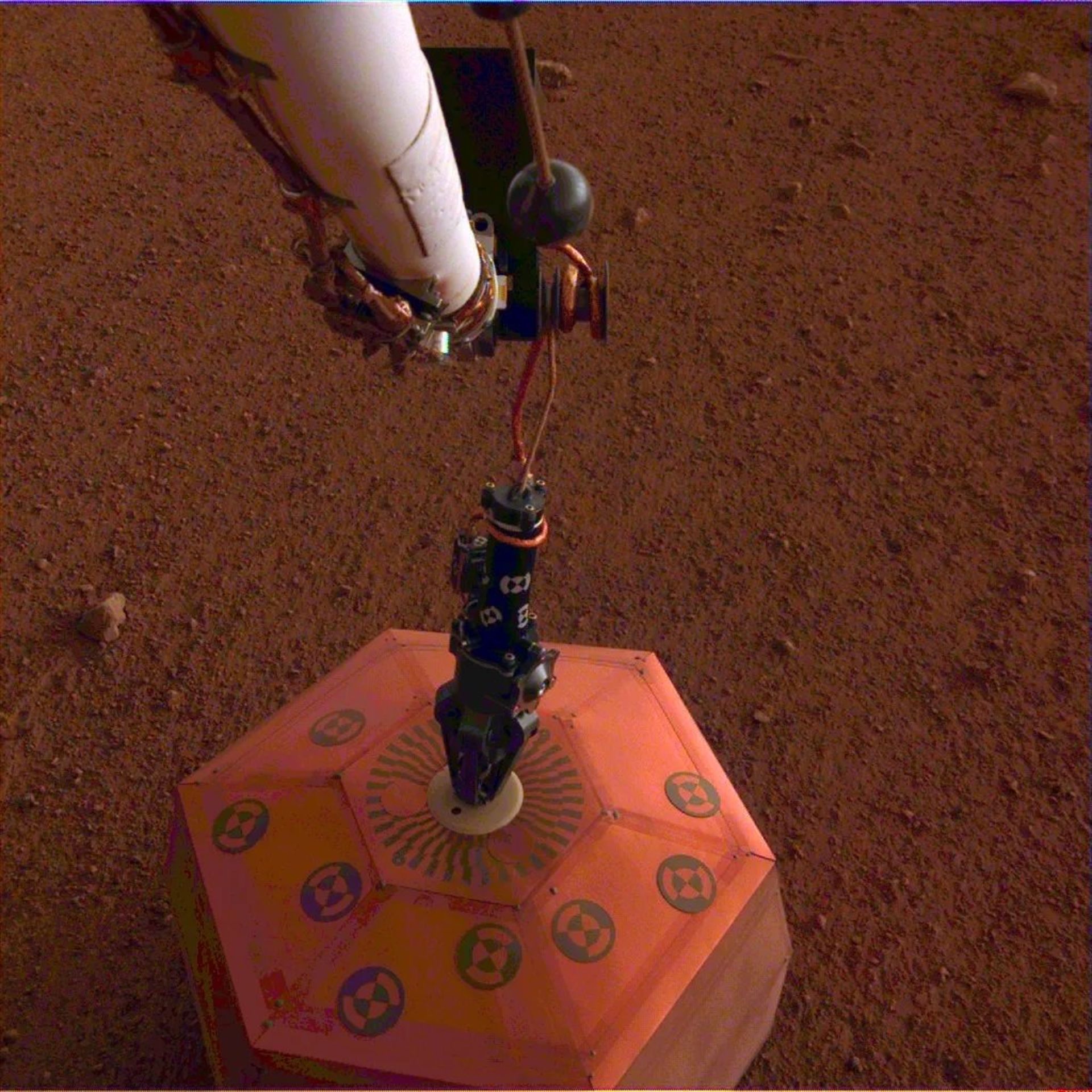 InSight’s seismometer / لرزه سنج اینسایت