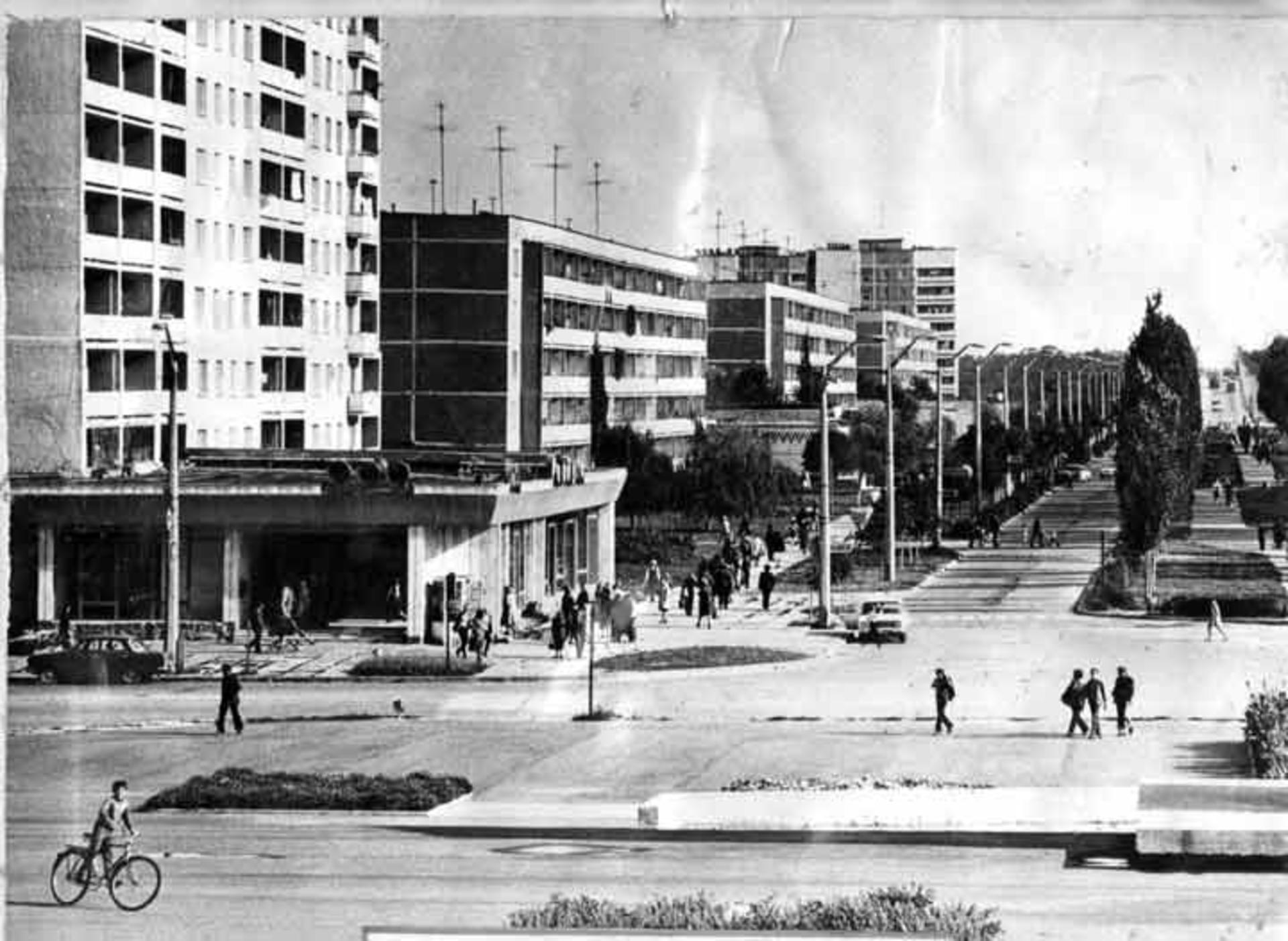 گوشه‌ی خیابان کورچاتف و بلوار اصلی شهر، لنینا