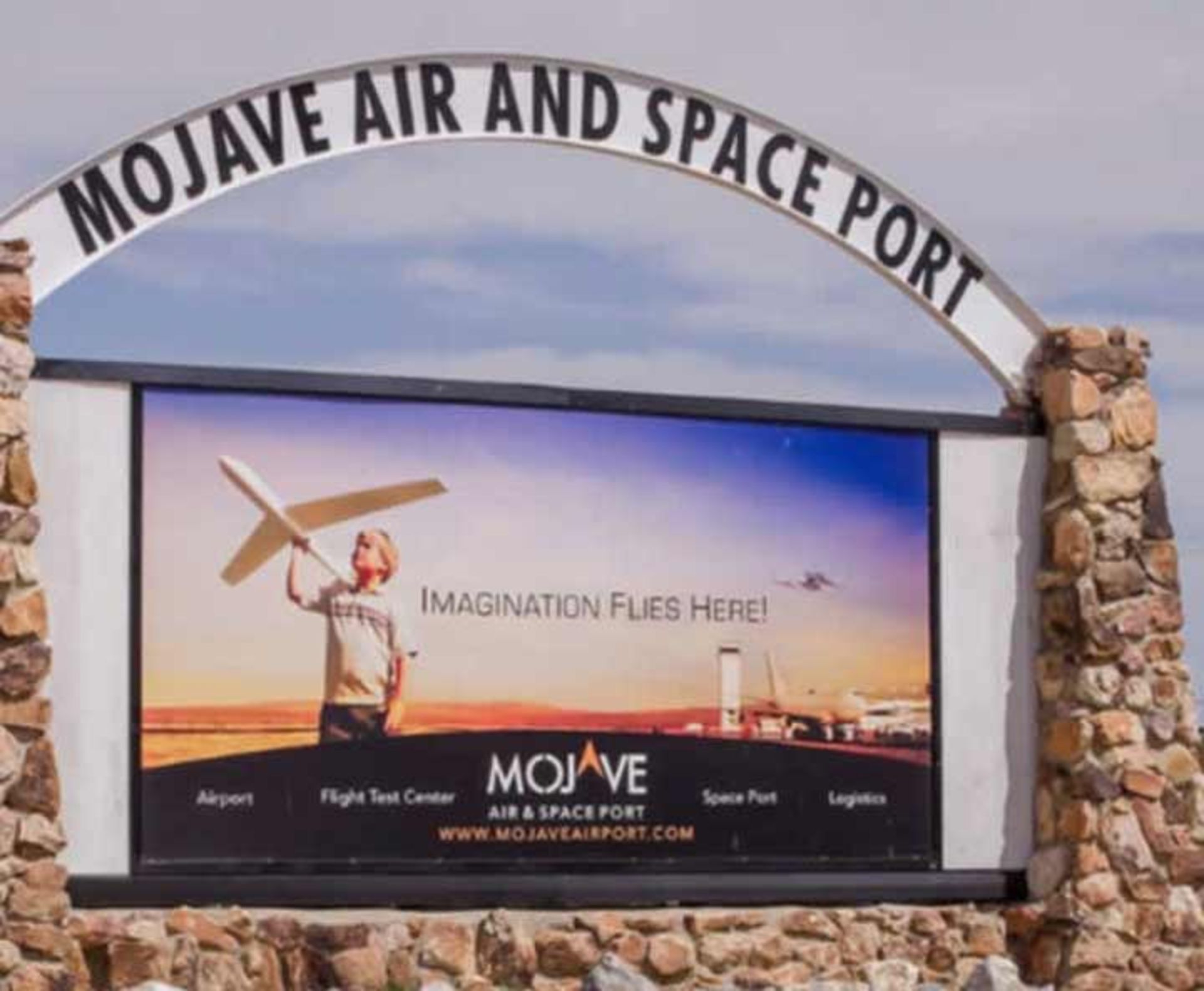 تابلوی ورودی پایگاه هوایی و فضایی موهاوی 