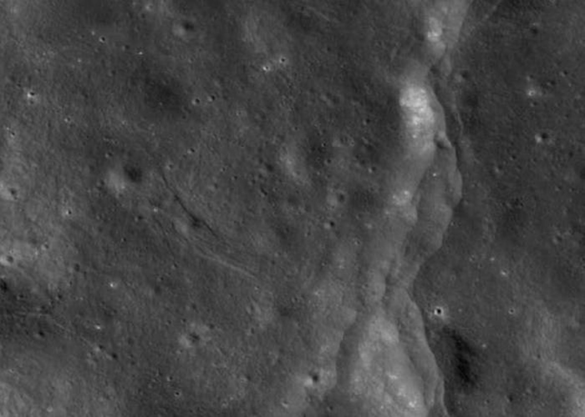 گسل های روی ماه