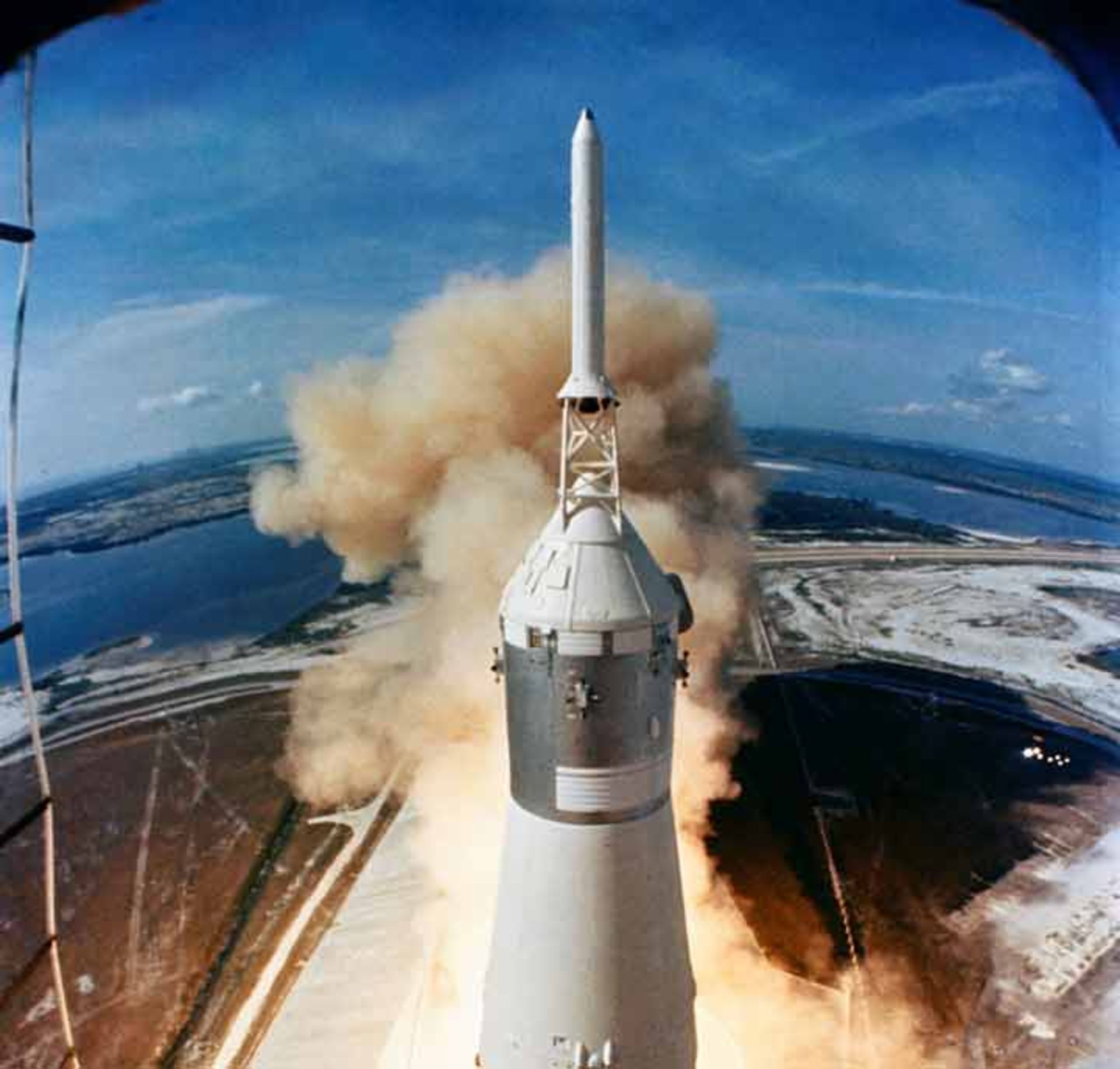 لحظه‌ی بلند شدن موشک ساترن ۵ 