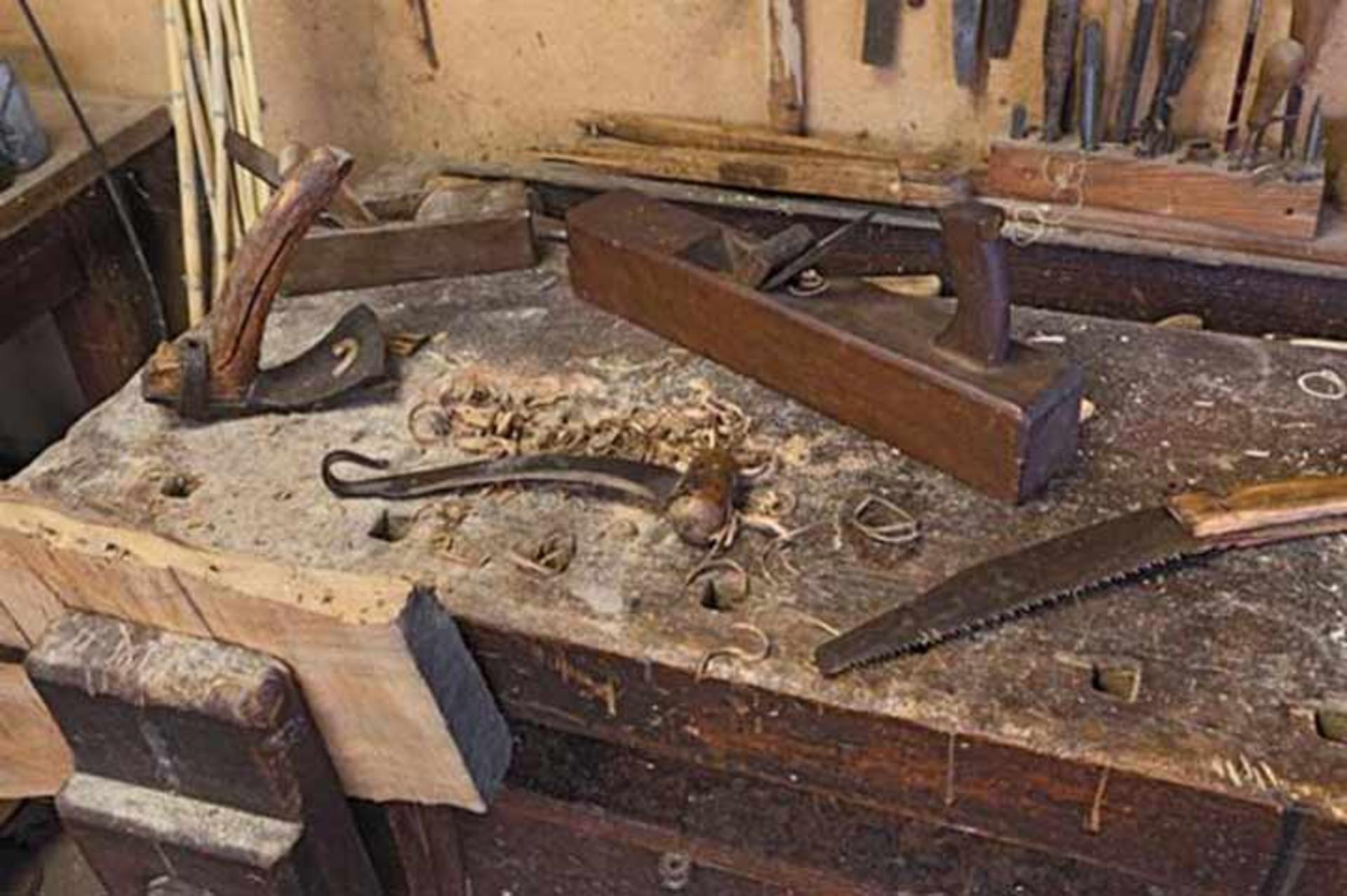 امروزه ما نیز از بسیاری از ابزارهای دستی استفاده می‌کنیم که اجدادمان استفاده می‌کردند
