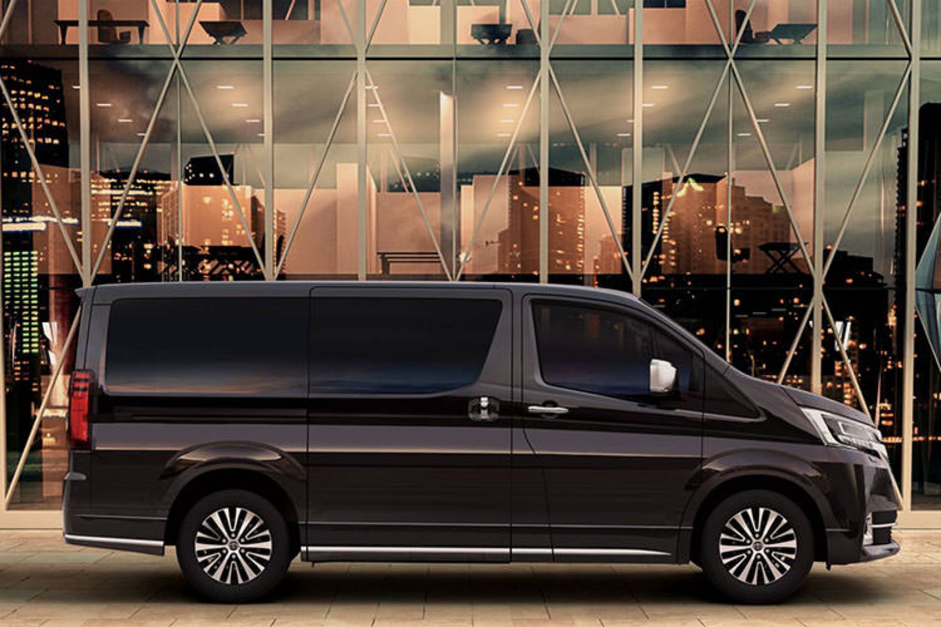 Toyota Granvia Luxury Minivan / مینی ون لوکس تویوتا گرنویا