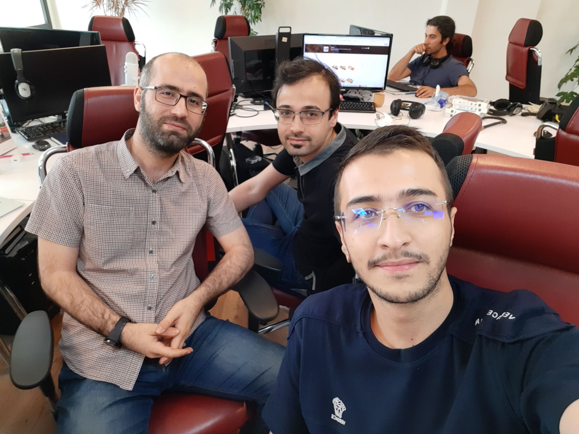 سلفی گروهی گرفته شده با گلکسی A50