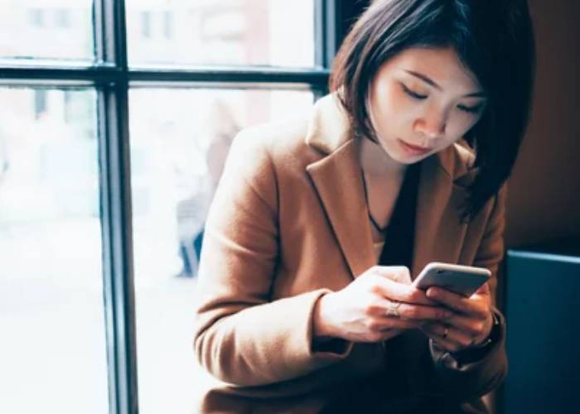 خم شدن روی صفحه موبایل