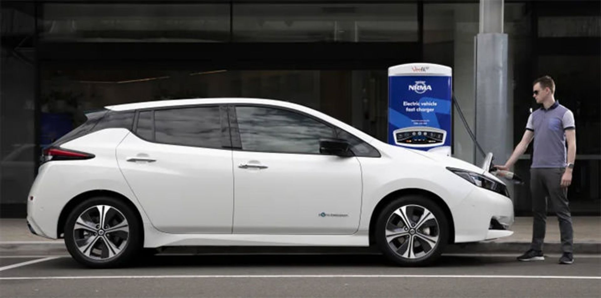  Nissan Leaf electric car / خودروی الکتریکی نیسان لیف