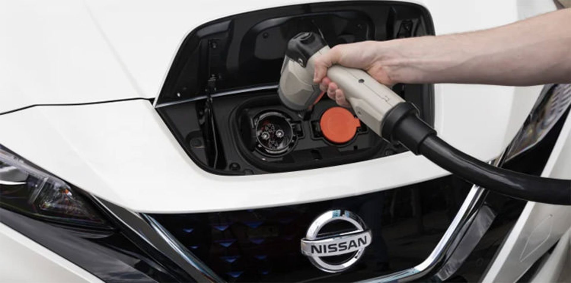  Nissan Leaf electric car / خودروی الکتریکی نیسان لیف