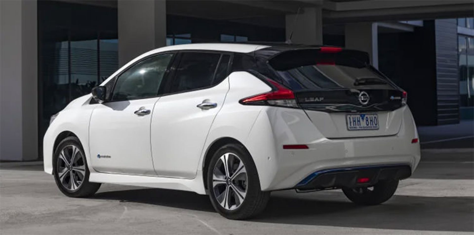  Nissan Leaf electric car / خودروی الکتریکی نیسان لیف