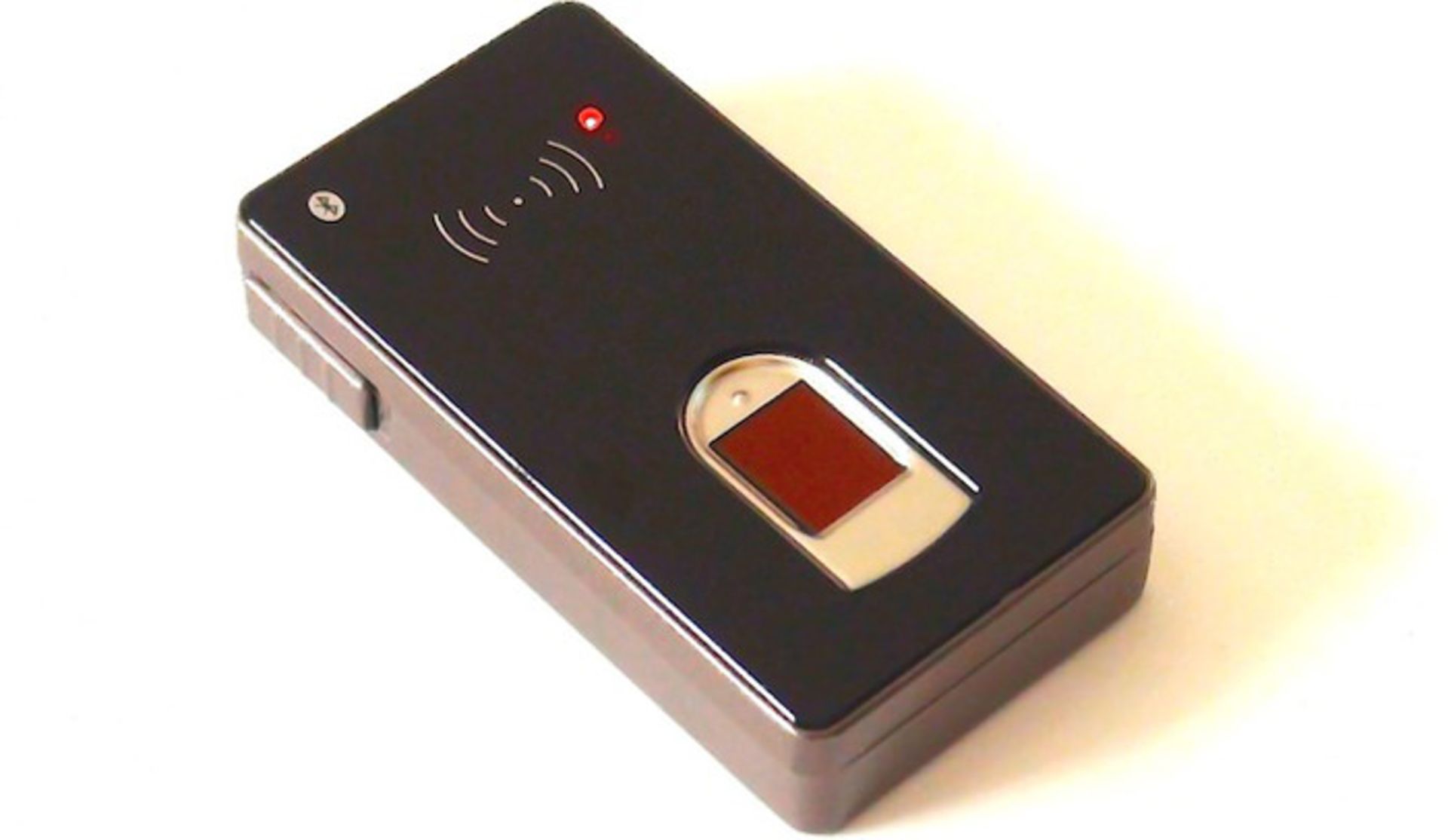 کیف پول مجهز به حسگر اثر انگشت