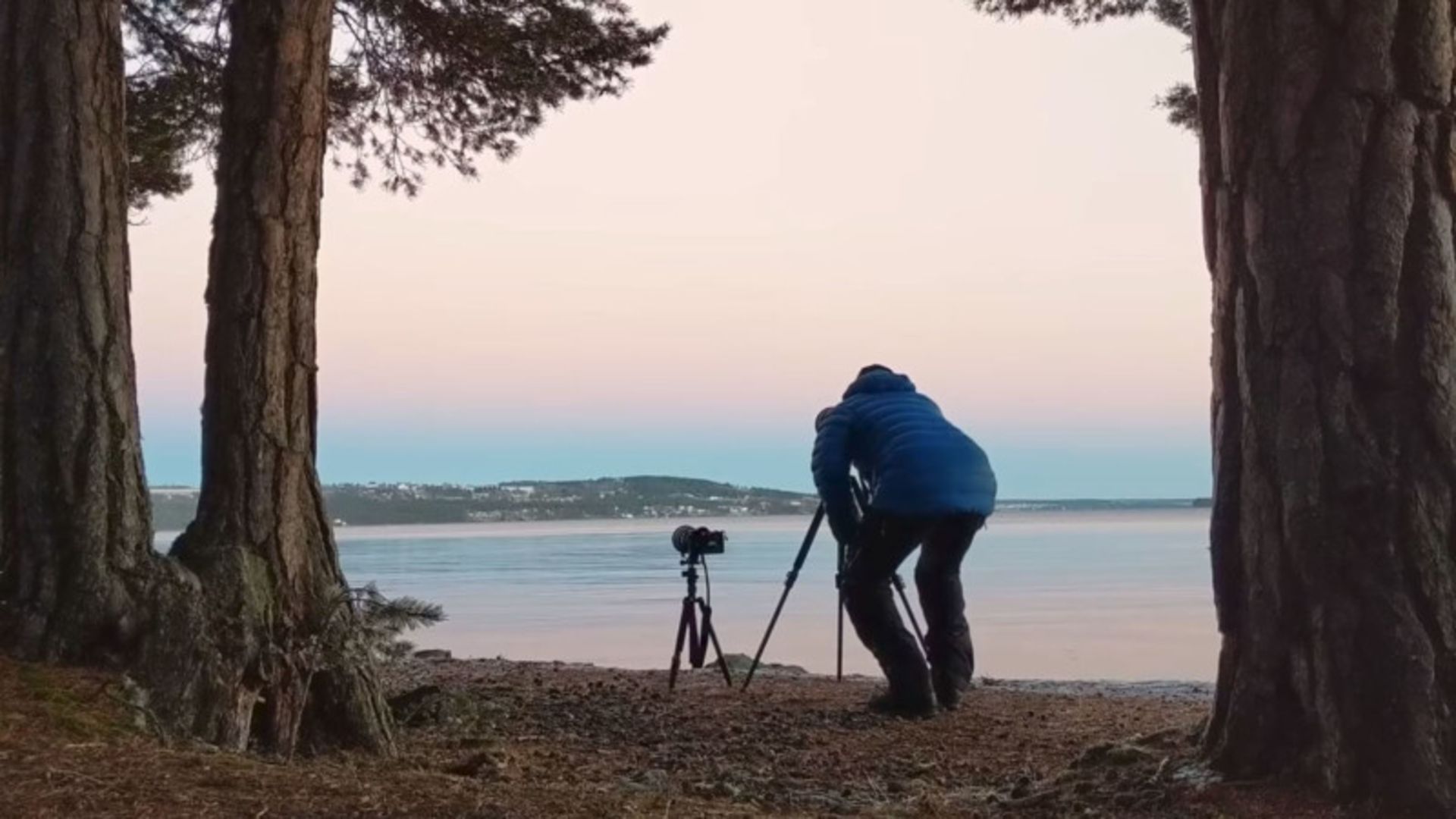 قرص ماه پشت کلیسا