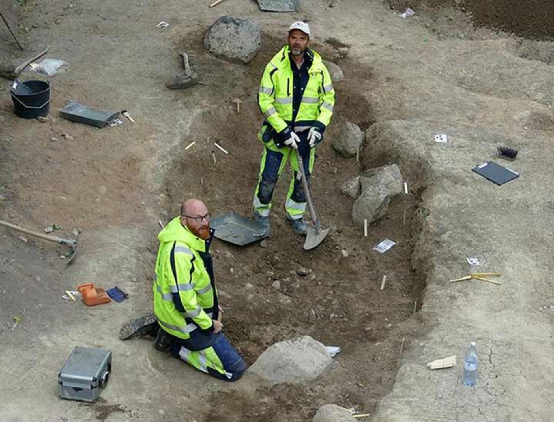 مرجع متخصصين ايران باستان‌شناسان در كنار يكي از گور كشتي‌ها