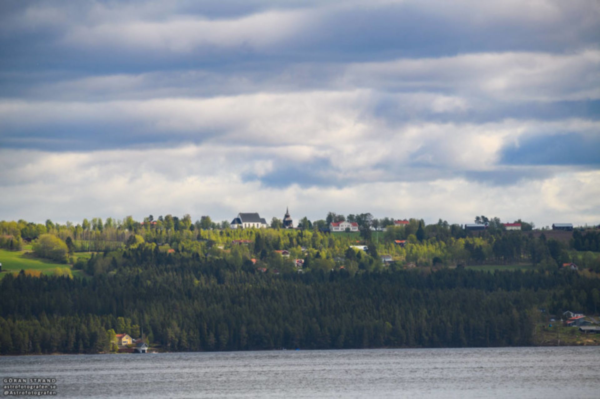 قرص ماه پشت کلیسا